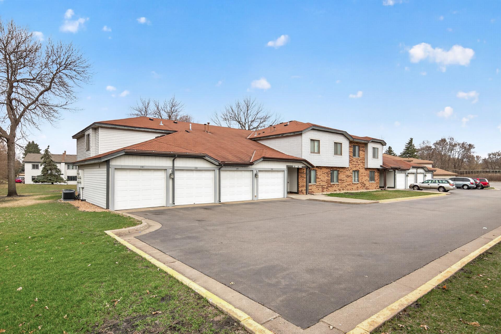 20 94th Cir NW #203NW, Coon Rapids, MN 55448
