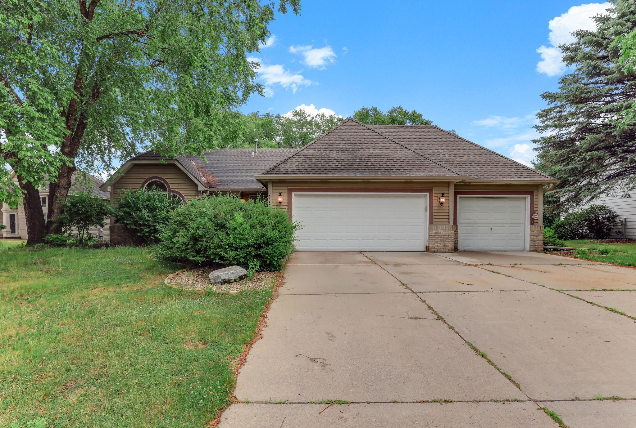 2287 Snowshoe Ln E, Maplewood, MN 55119