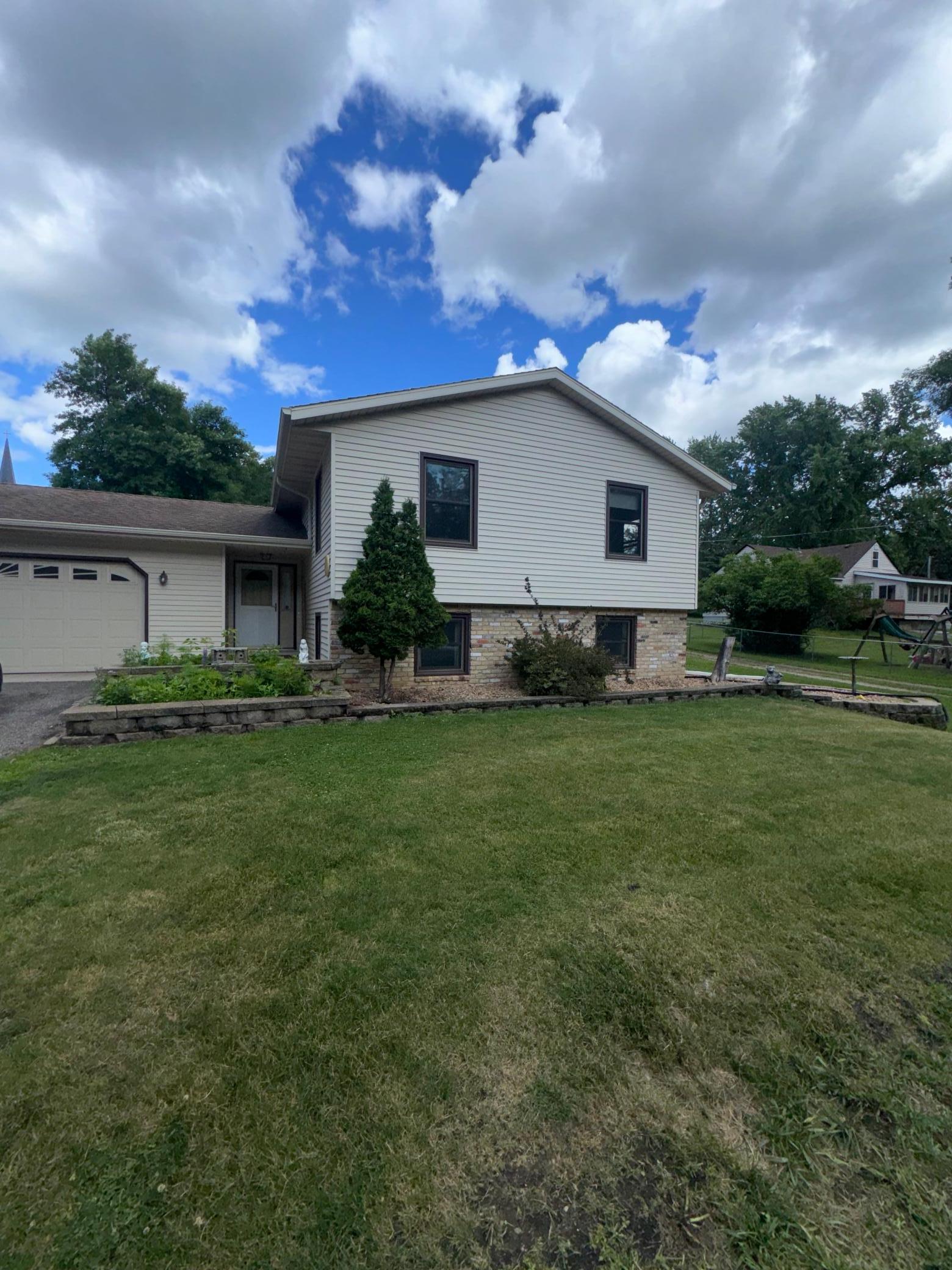 1012 8th Ave, Howard Lake, MN 55349