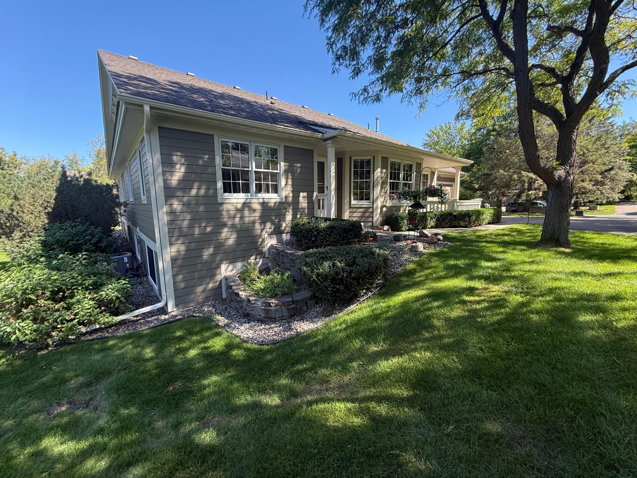 821 Ivy Ln, Eagan, MN 55123