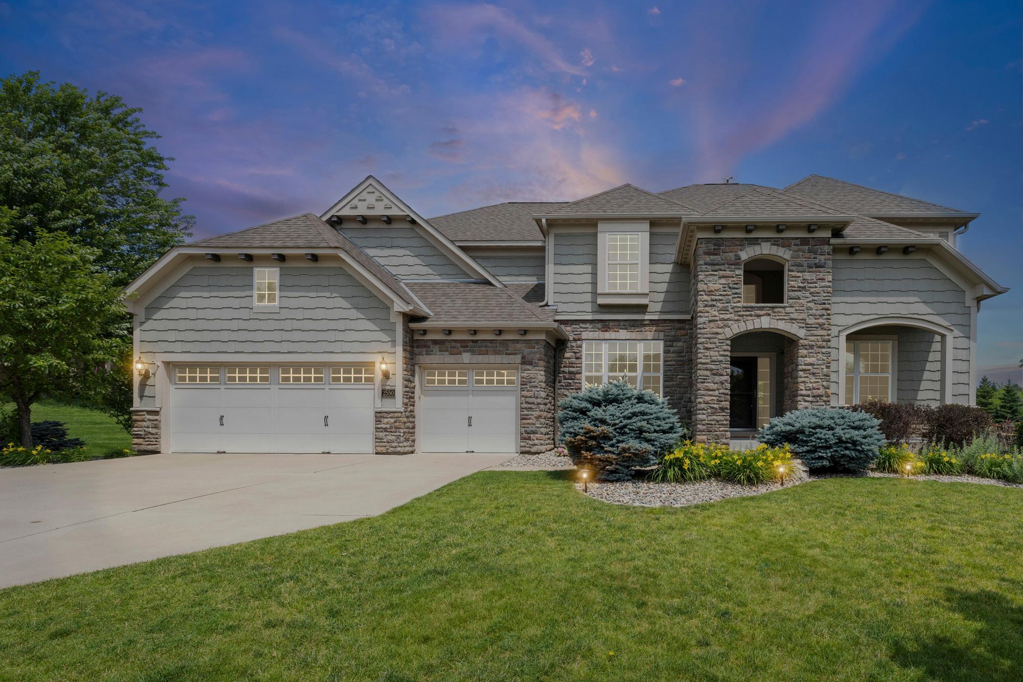 2550 Arrowhead Ln, Chanhassen, MN 55317