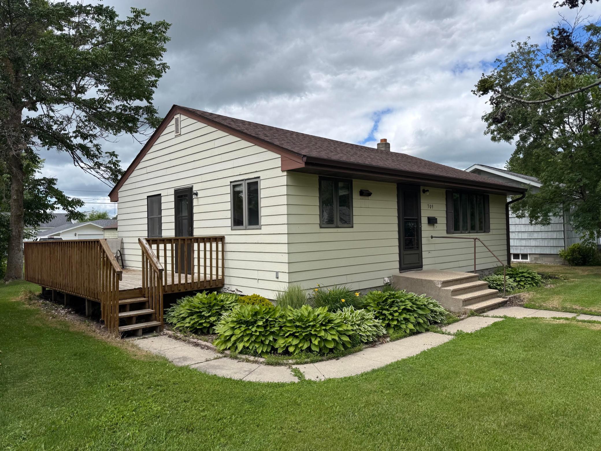 309 7th Ave NE, Roseau, MN 56751