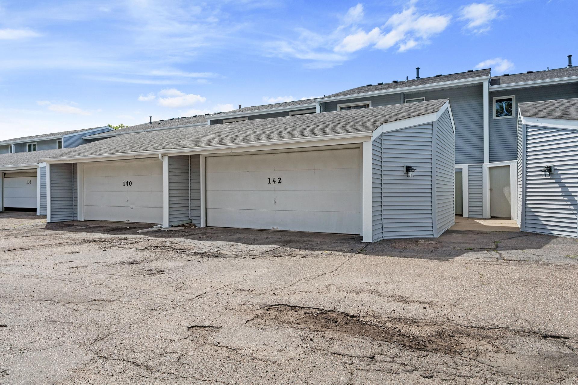 142 Canabury Ct, Little Canada, MN 55117