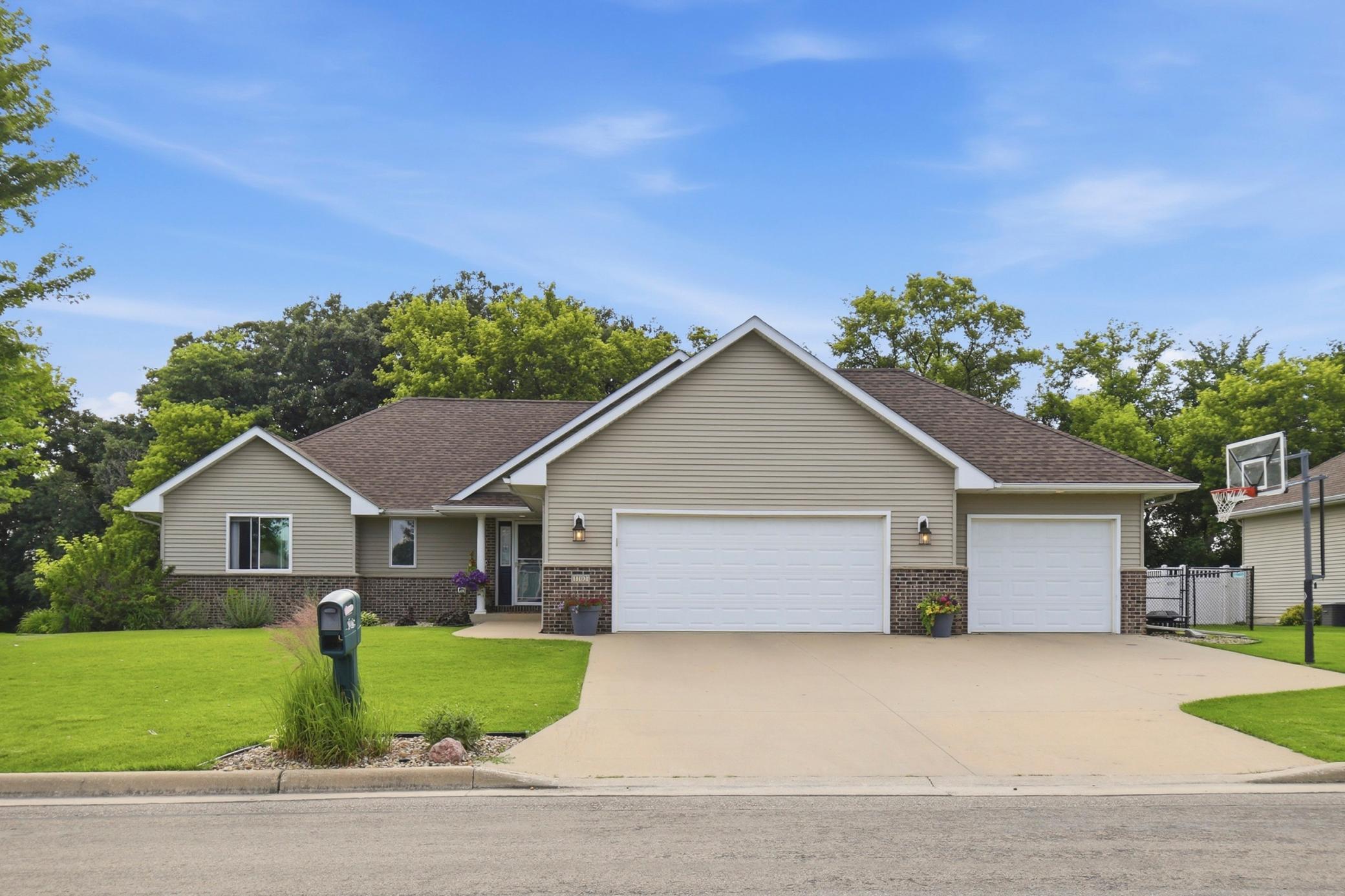 1102 28th St SW, Austin, MN 55912