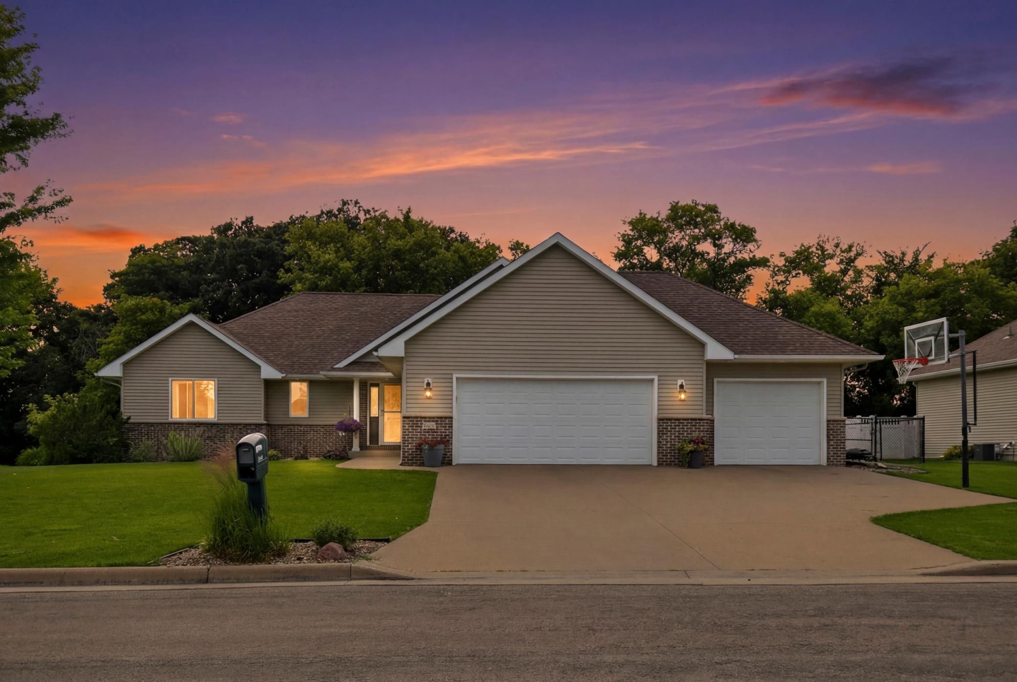 1102 28th St SW, Austin, MN 55912