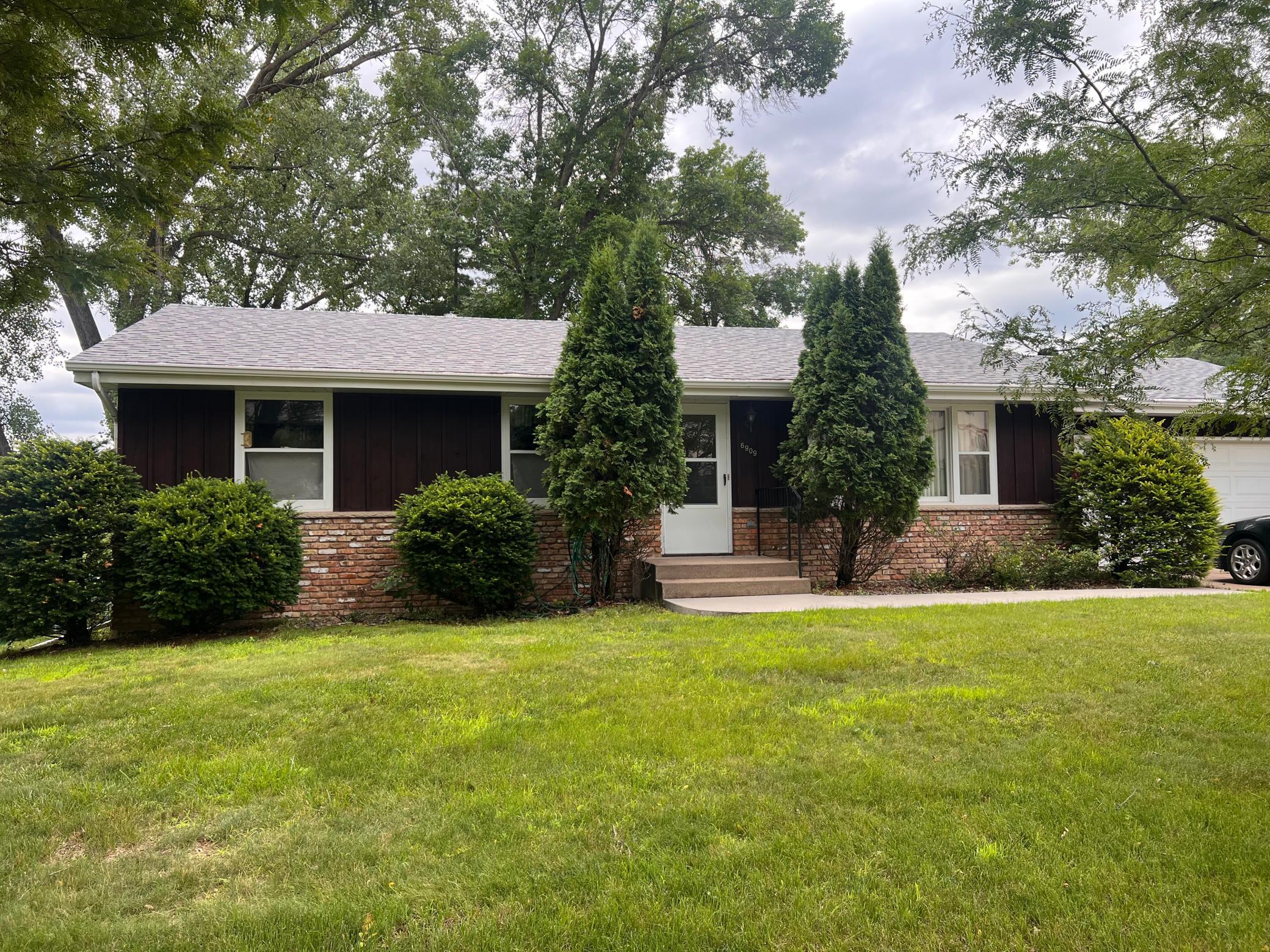 6909 Valley Pl, Crystal, MN 55427