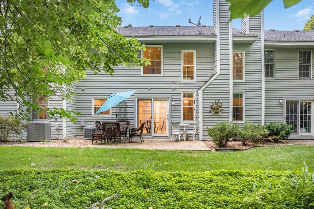 8133 Curtis Ln, Eden Prairie, MN 55347