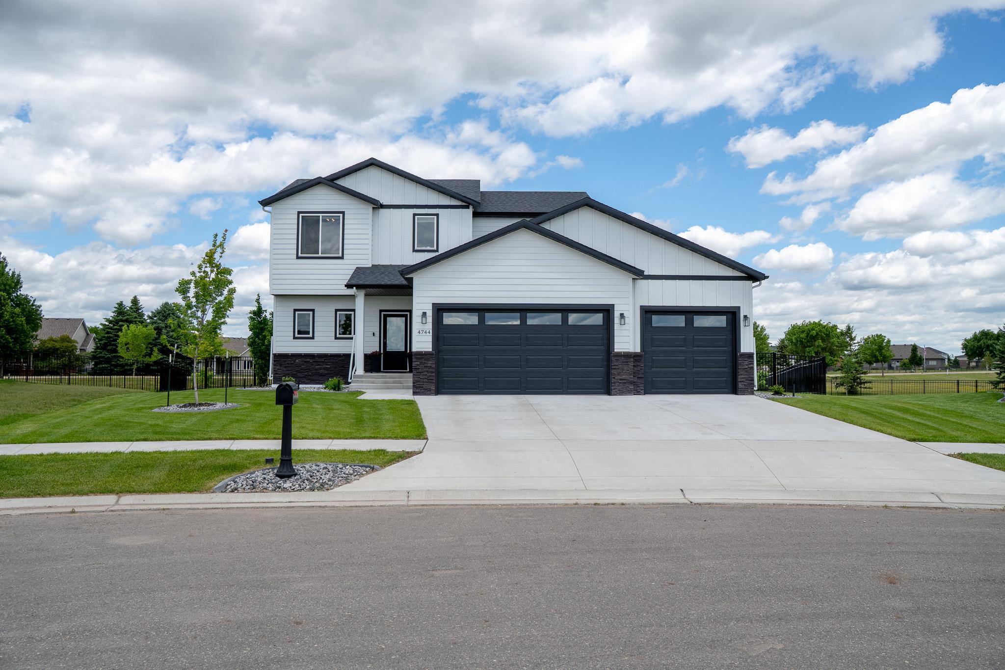 4744 Hampton Loop S, Moorhead, MN 56560