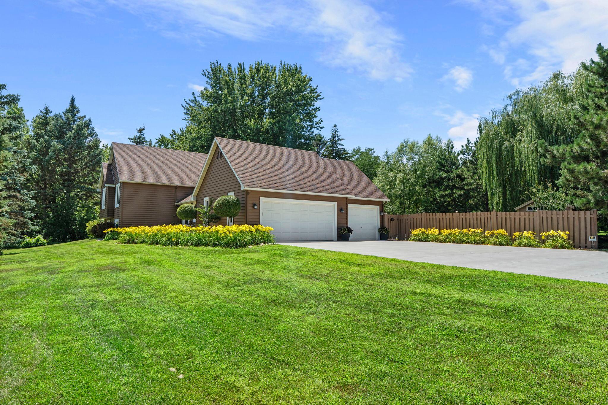 9040 E Sunrise Cir, Eden Prairie, MN 55347