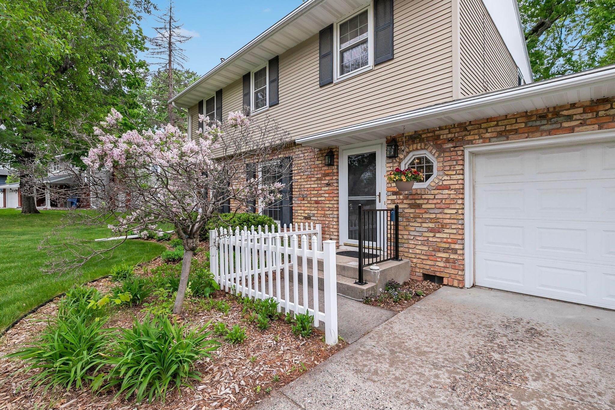 1020 W 107th St, Bloomington, MN 55431