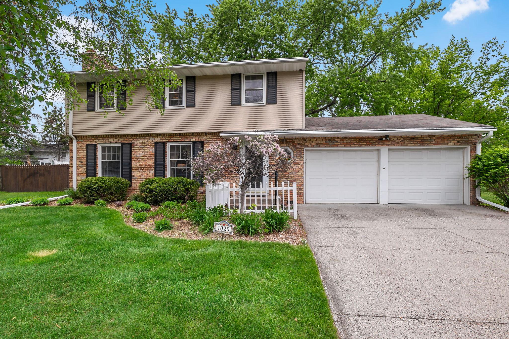 1020 W 107th St, Bloomington, MN 55431