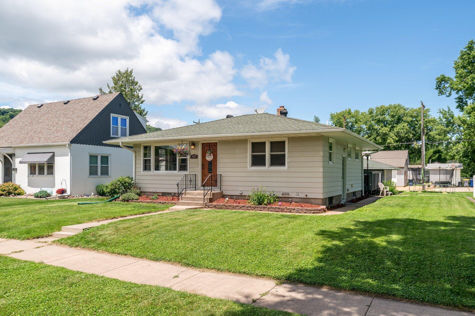 512 S 1st St, La Crescent, MN 55947