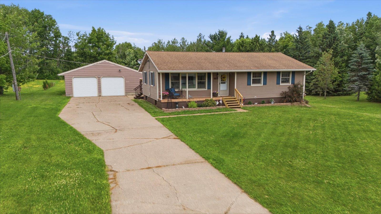 215 E 45th St, Hibbing, MN 55746