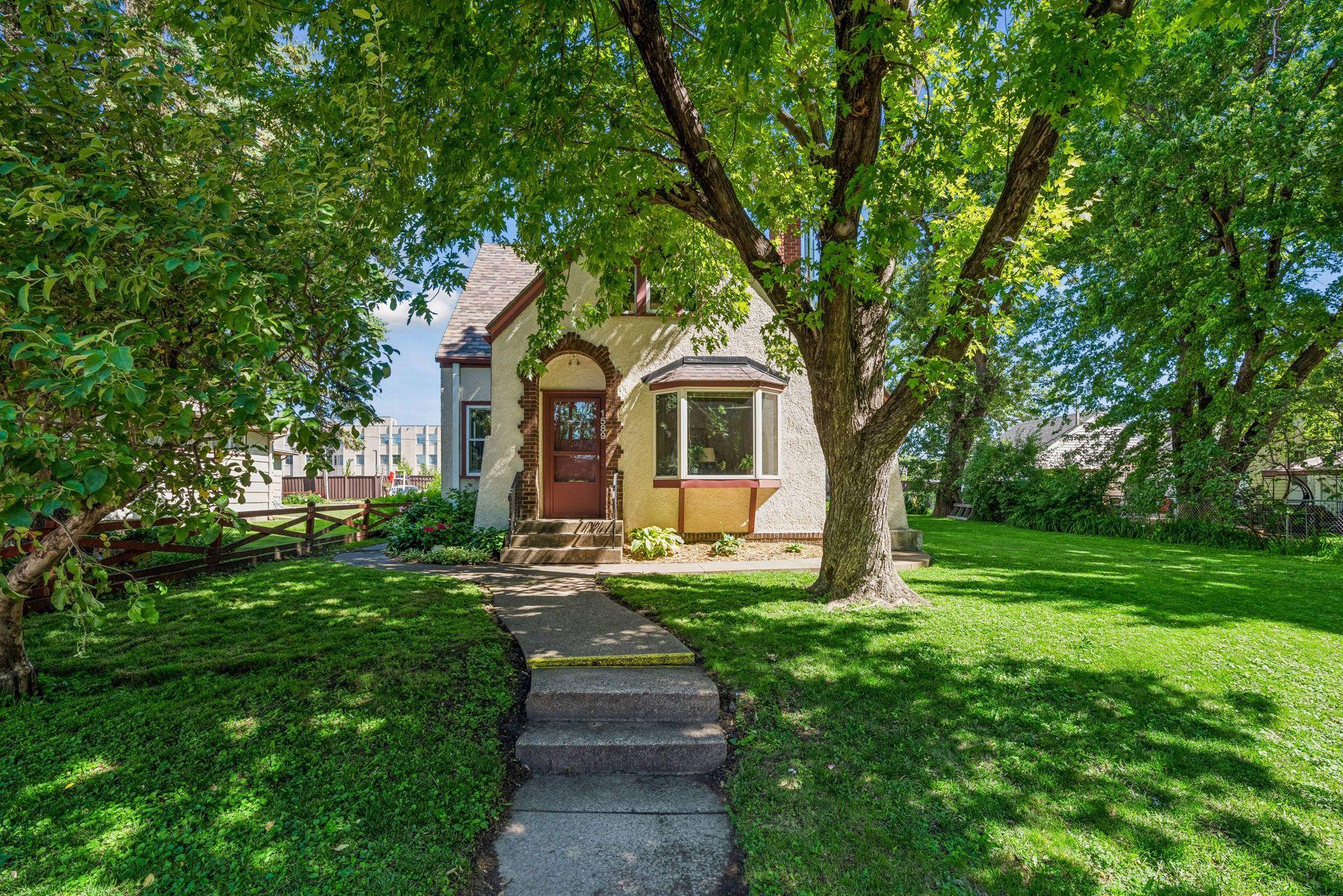 1589 Hollywood Ct, Falcon Heights, MN 55108