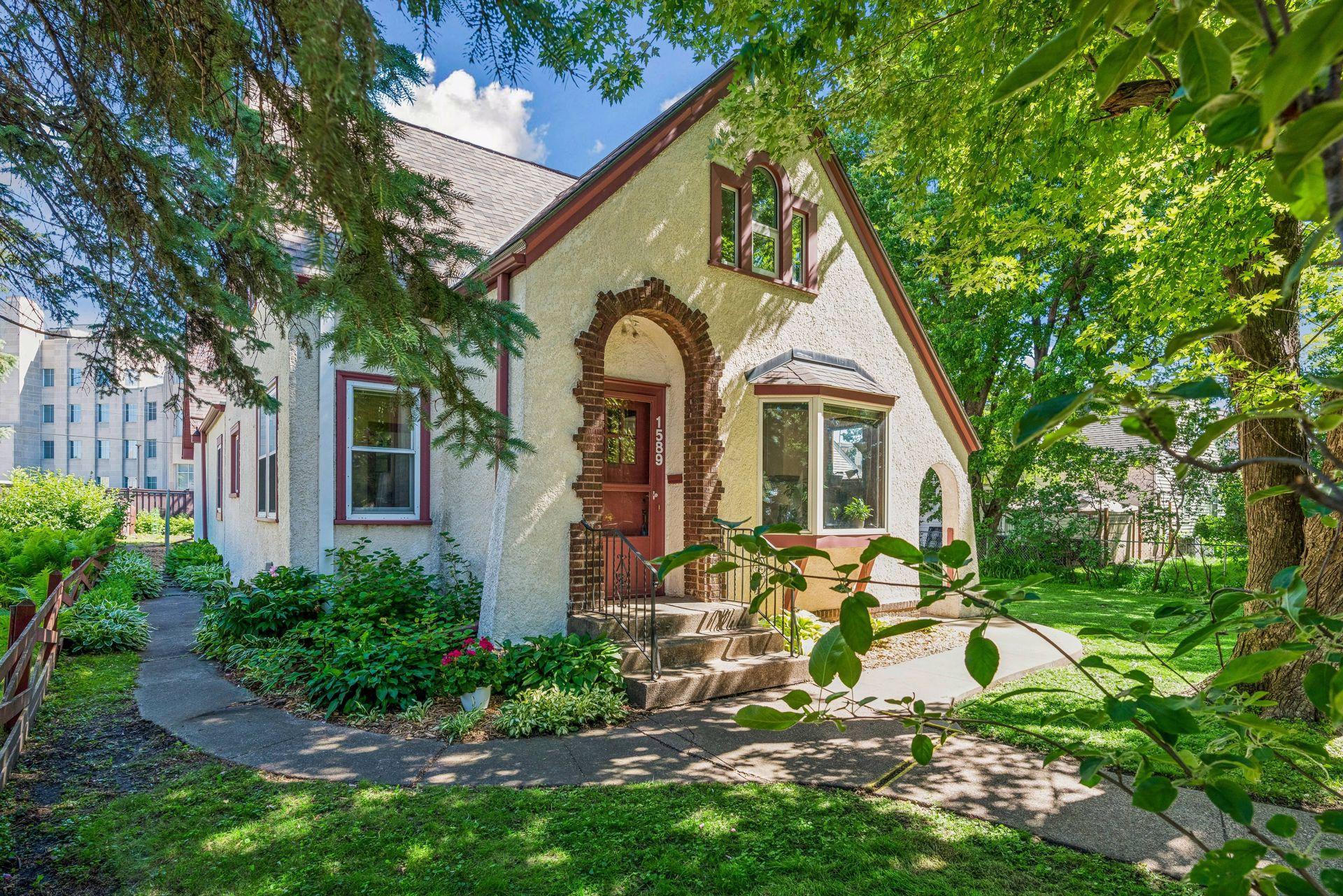 1589 Hollywood Ct, Falcon Heights, MN 55108
