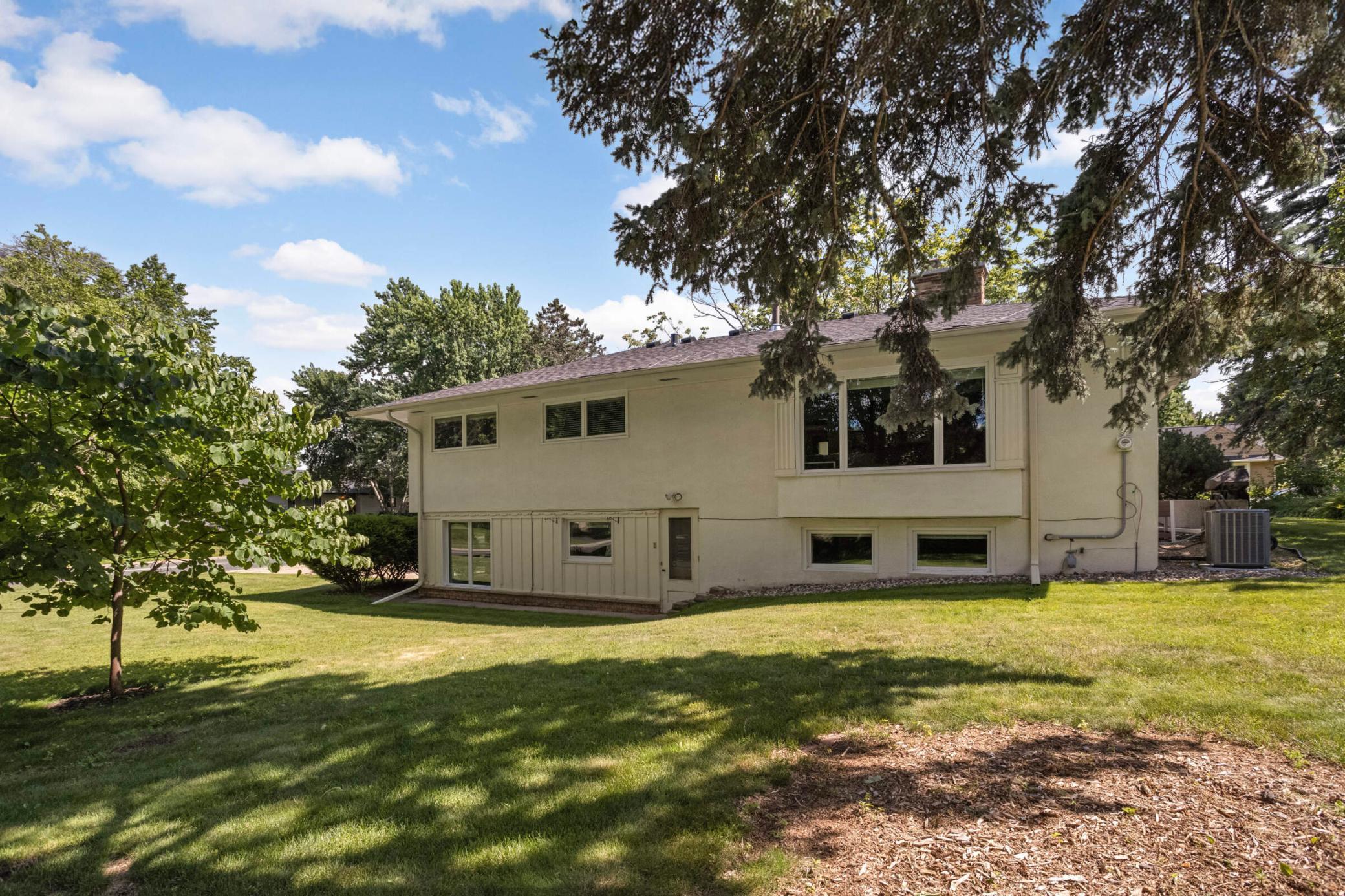 4900 Frontenac Ave, Golden Valley, MN 55422