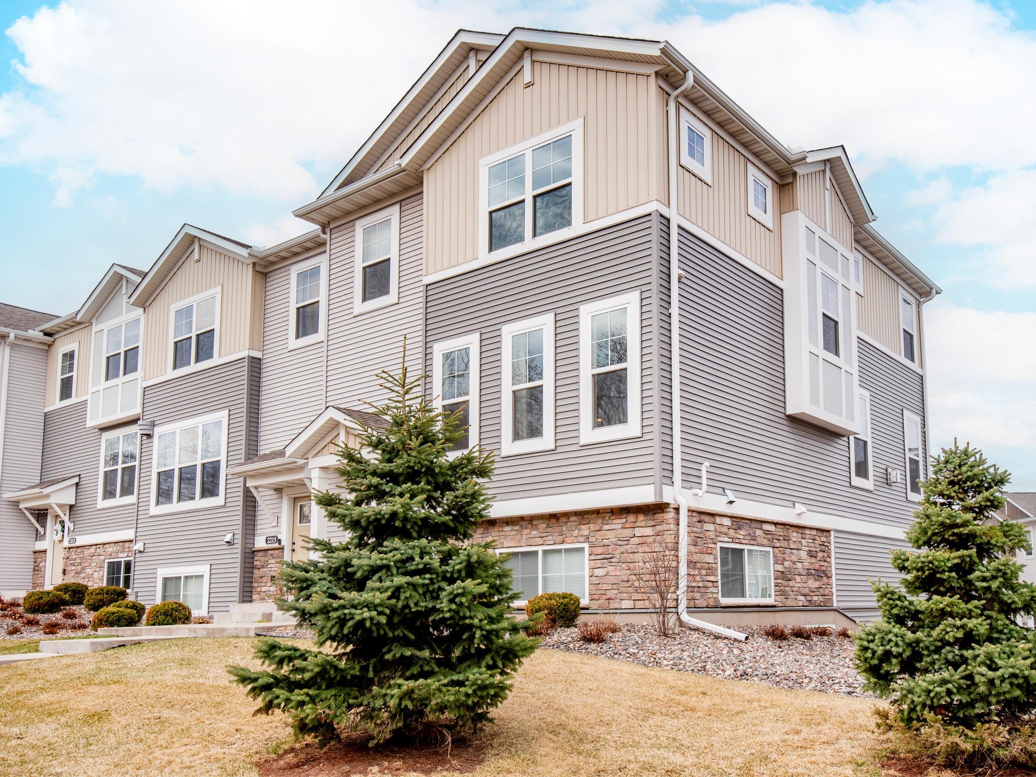 2217 Gateway Hill Rd, North Saint Paul, MN 55109