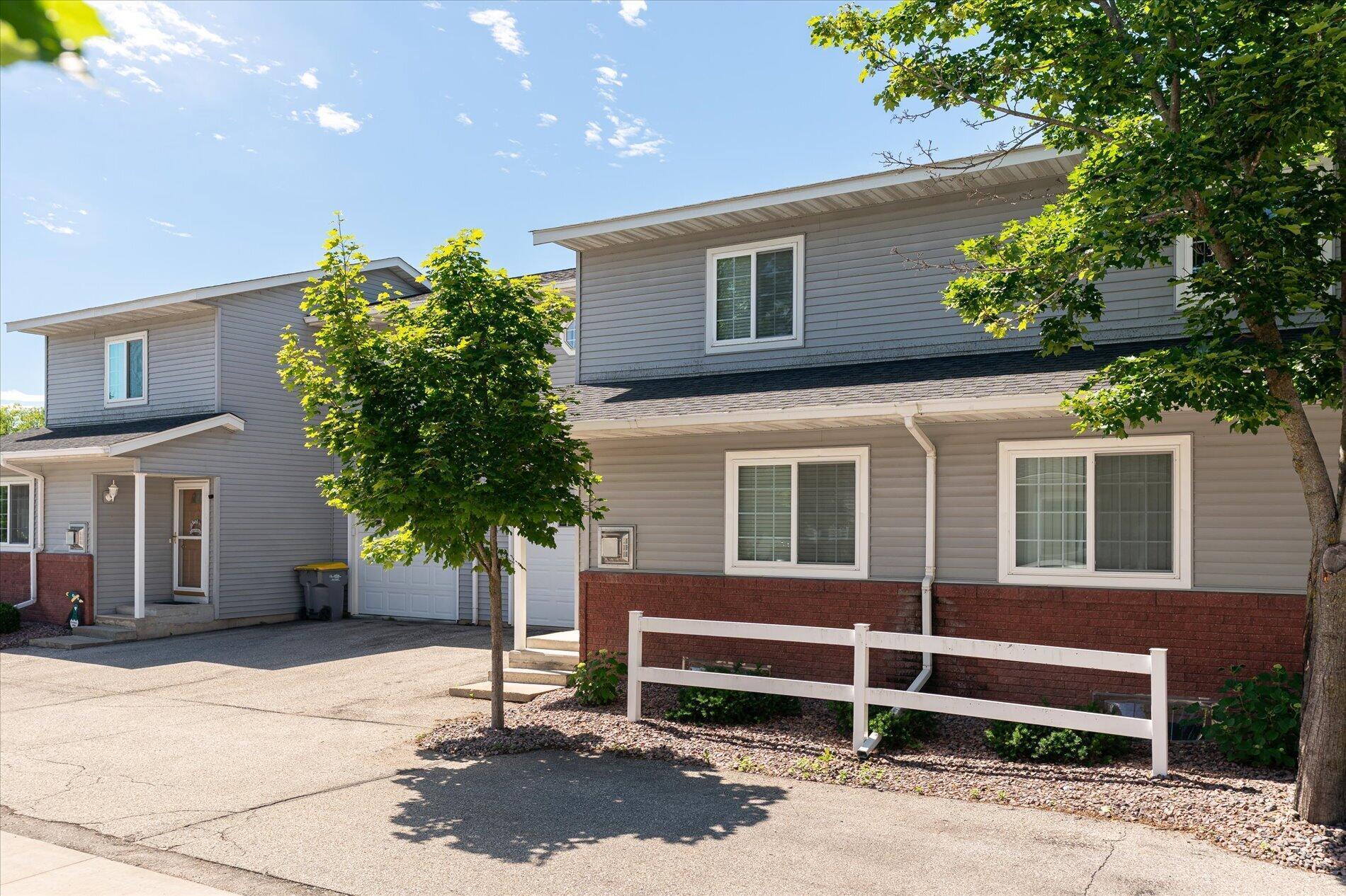 808 Cedar Dr #B, La Crescent, MN 55947