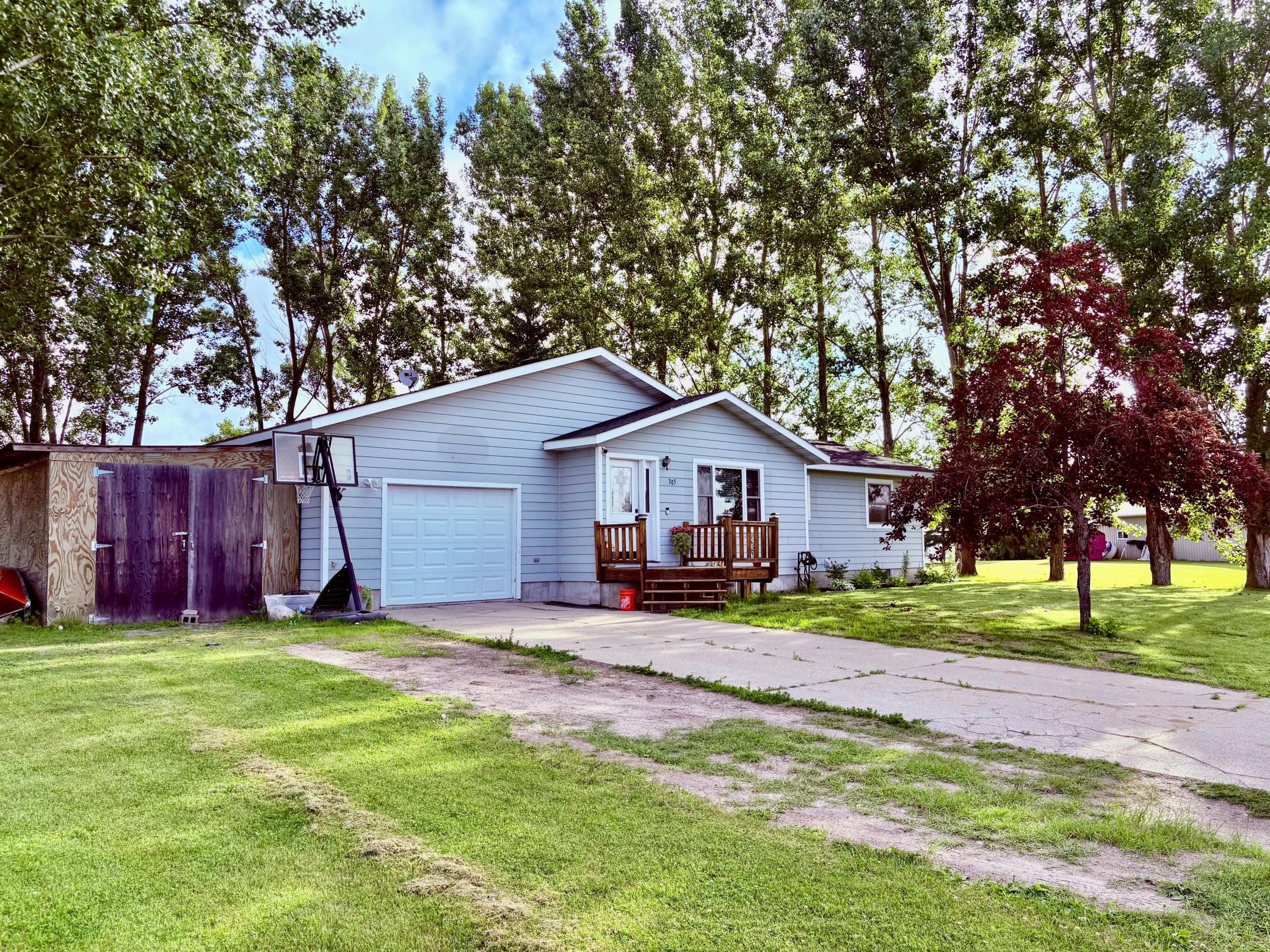 305 Lincoln Ct SW, Warroad, MN 56763
