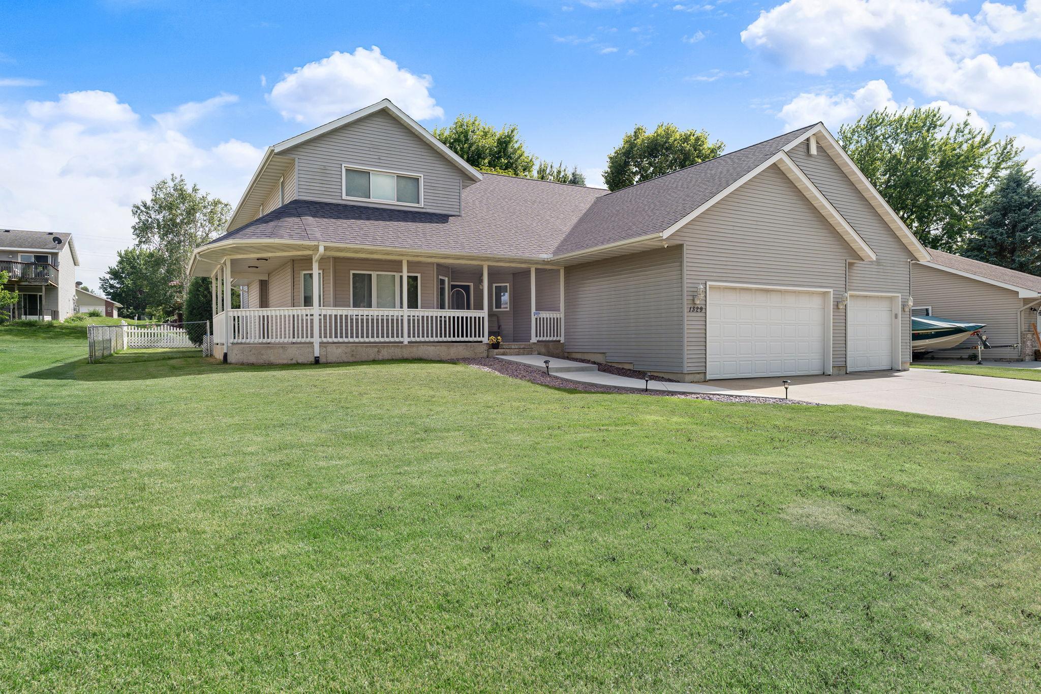 1329 Springwood Ln, Faribault, MN 55021