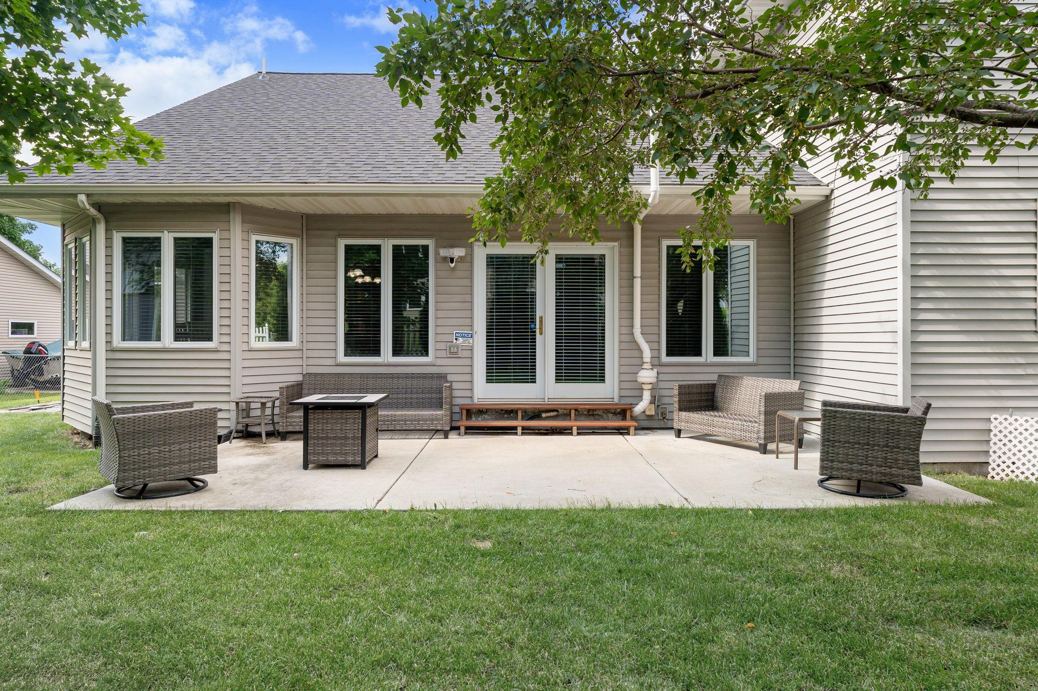 1329 Springwood Ln, Faribault, MN 55021