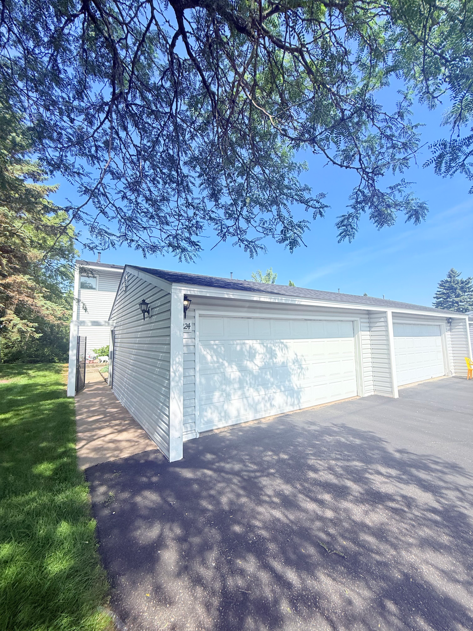 2224 Tower Ct, Woodbury, MN 55125