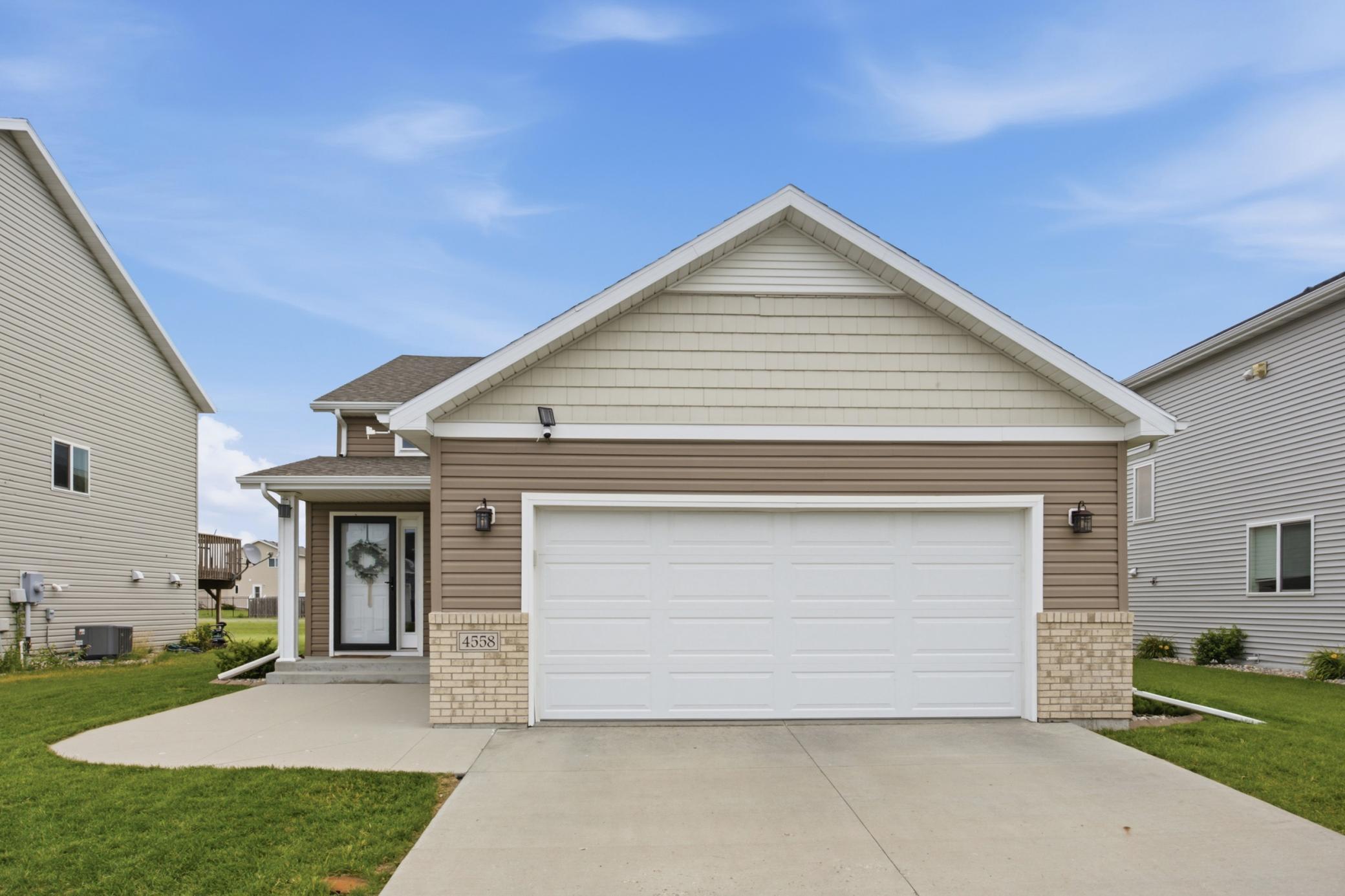 4558 13th St S, Moorhead, MN 56560