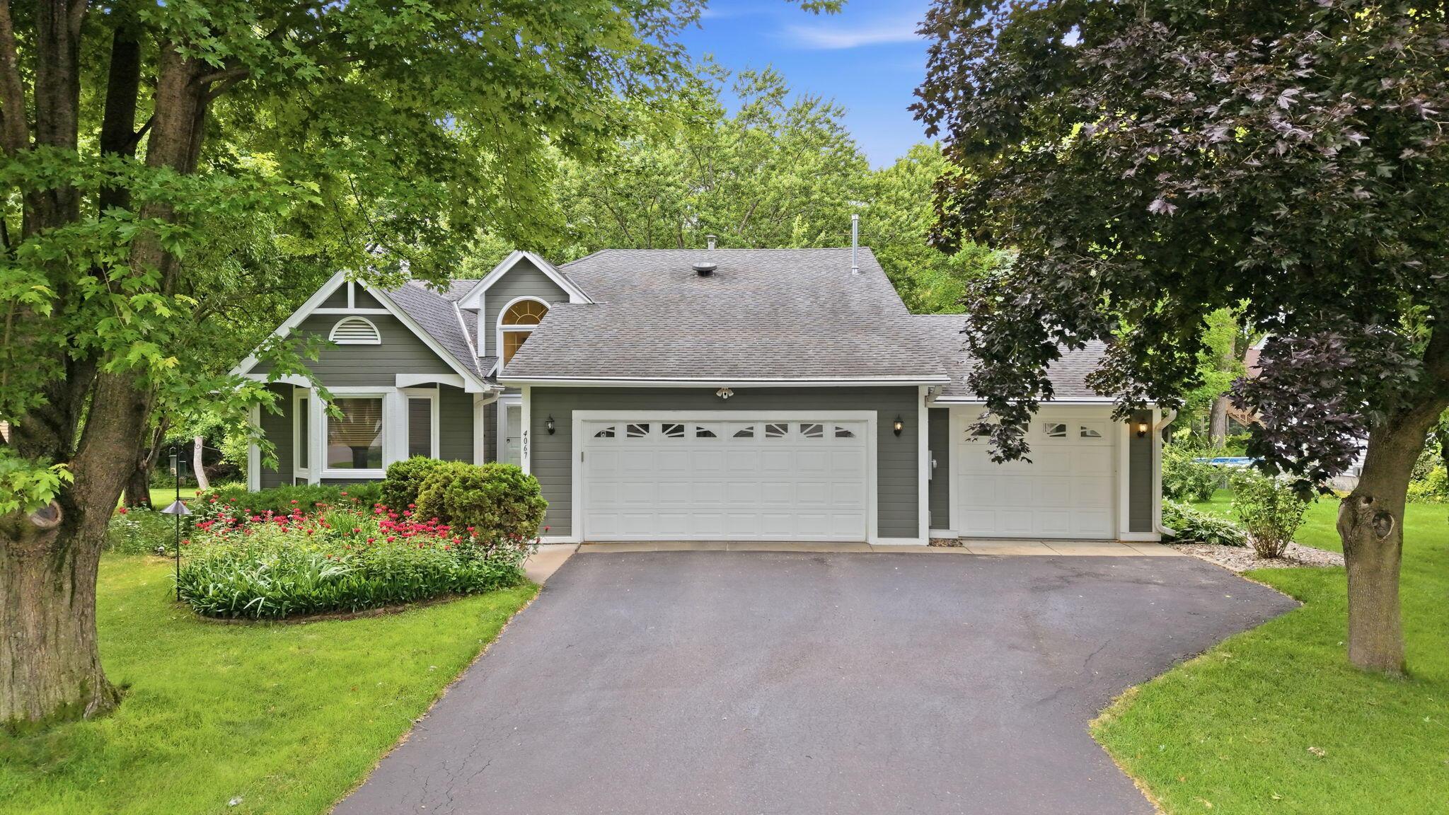 4067 Stockdale Dr, Vadnais Heights, MN 55127