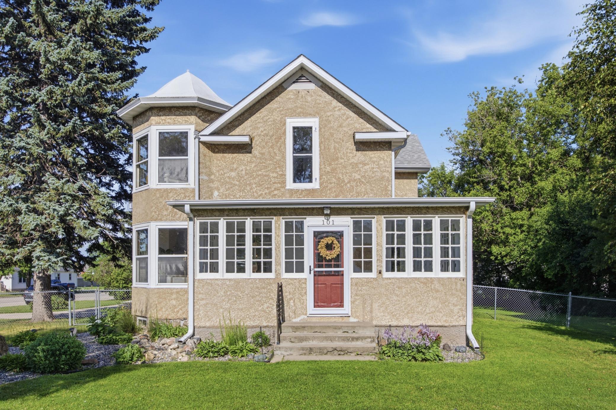 101 5th St NW, Barnesville, MN 56514