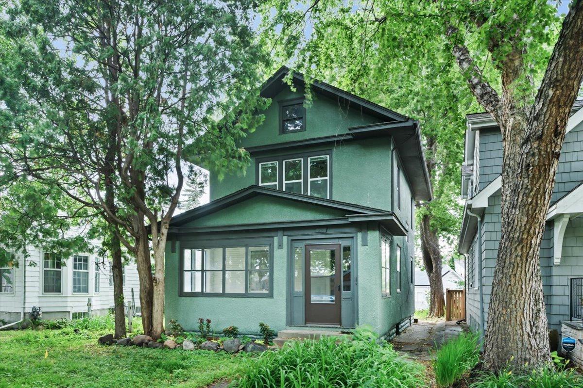 712 Cedar Lake Rd S, Minneapolis, MN 55405