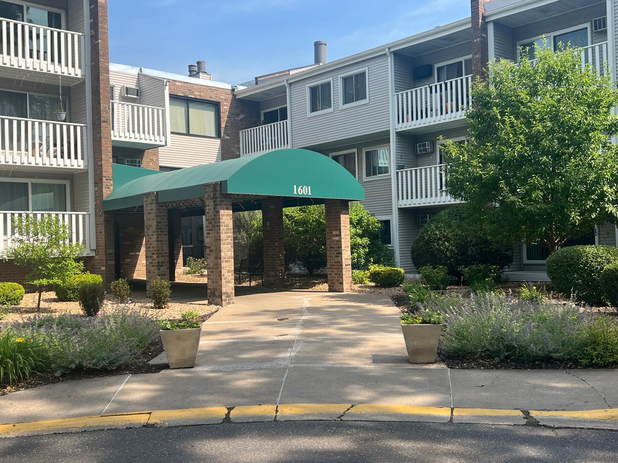 1601 N Innsbruck Dr #215NE, Fridley, MN 55432