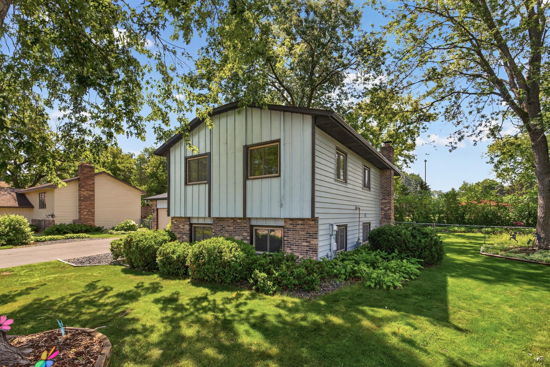 882 90th Ave NW, Coon Rapids, MN 55433