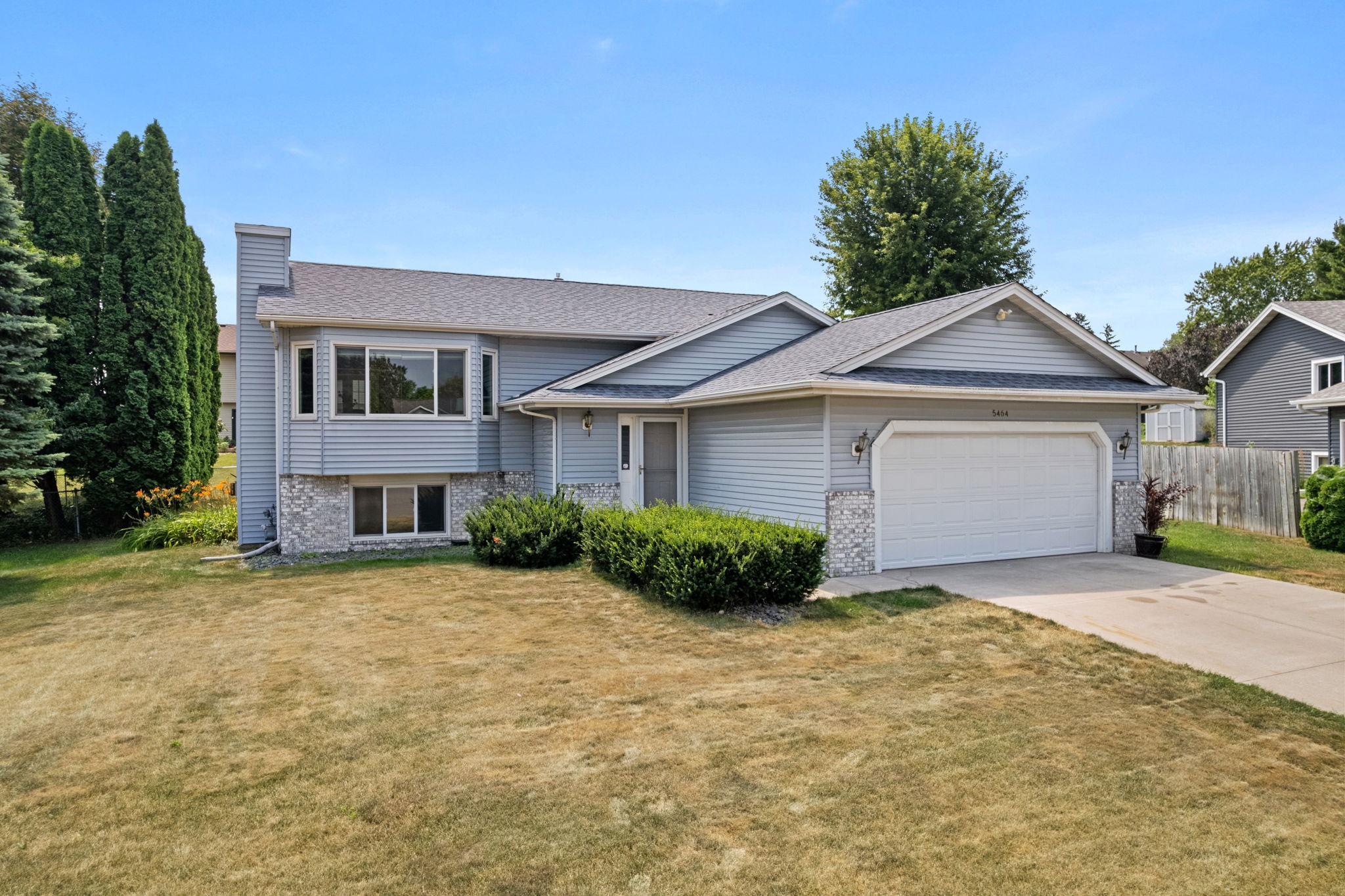 5464 Golfview Cir N, Oakdale, MN 55128