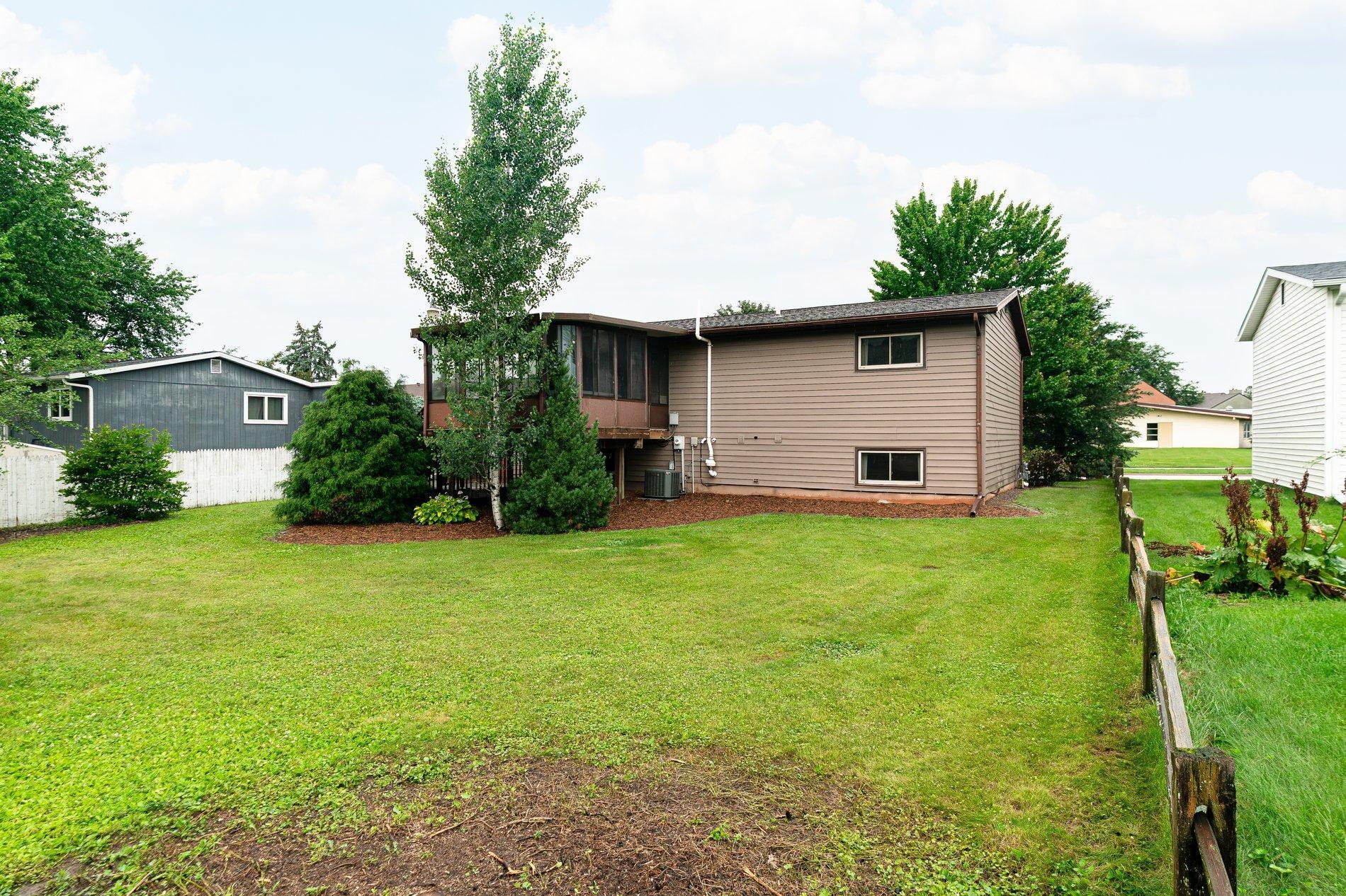 705 S 14th St, La Crescent, MN 55947