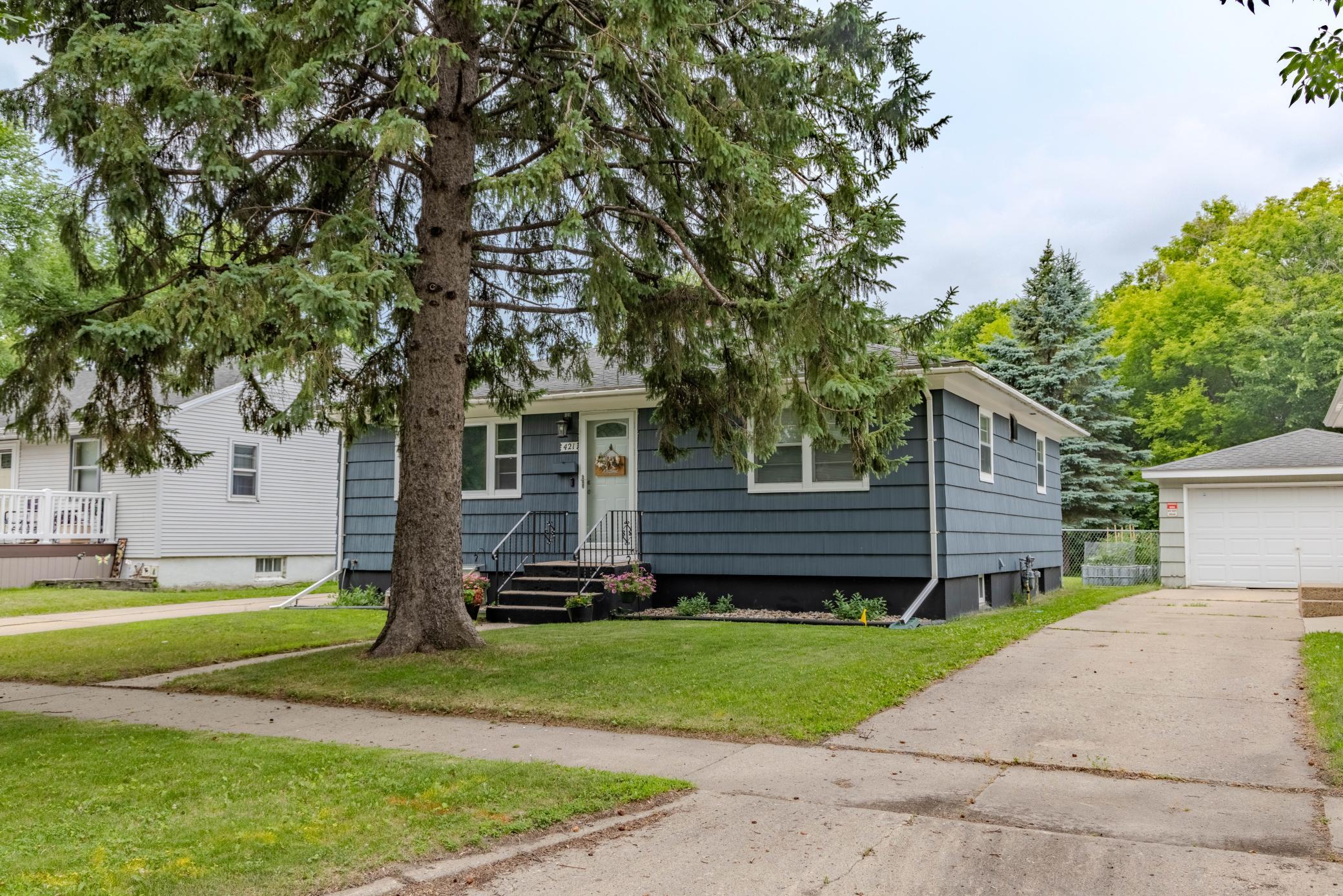 421 S 18th St S, Moorhead, MN 56560