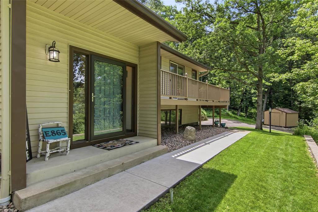 E865 Woodridge Dr, Eau Claire, WI 54701