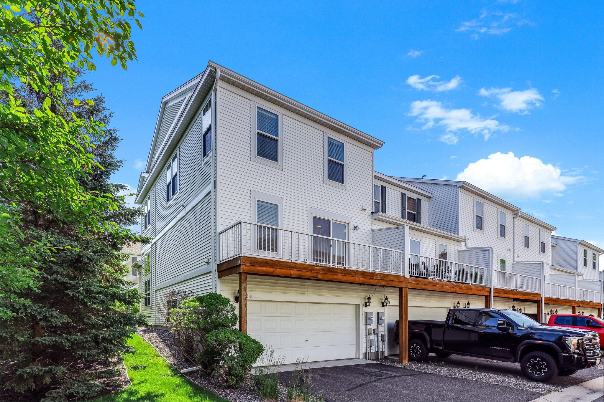 880 Ledgestone Dr, Mahtomedi, MN 55115