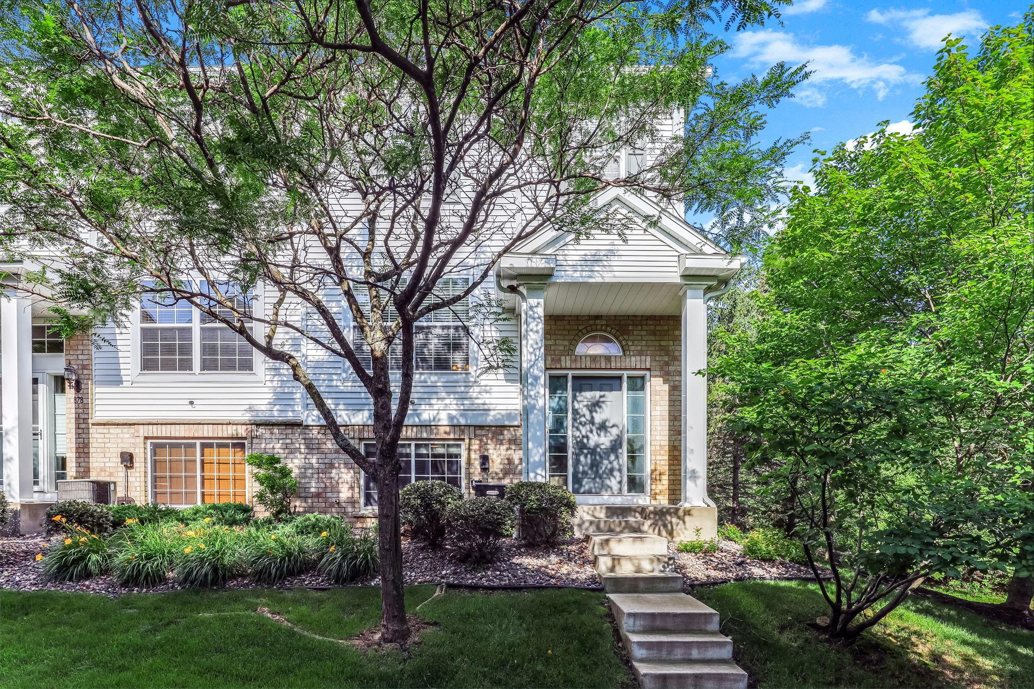 880 Ledgestone Dr, Mahtomedi, MN 55115