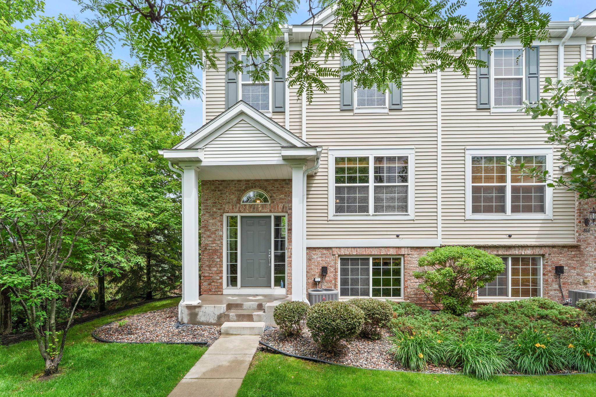 868 Ledgestone Dr, Mahtomedi, MN 55115