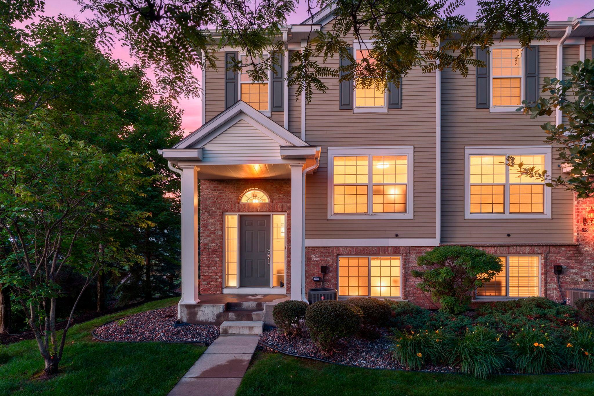 868 Ledgestone Dr, Mahtomedi, MN 55115