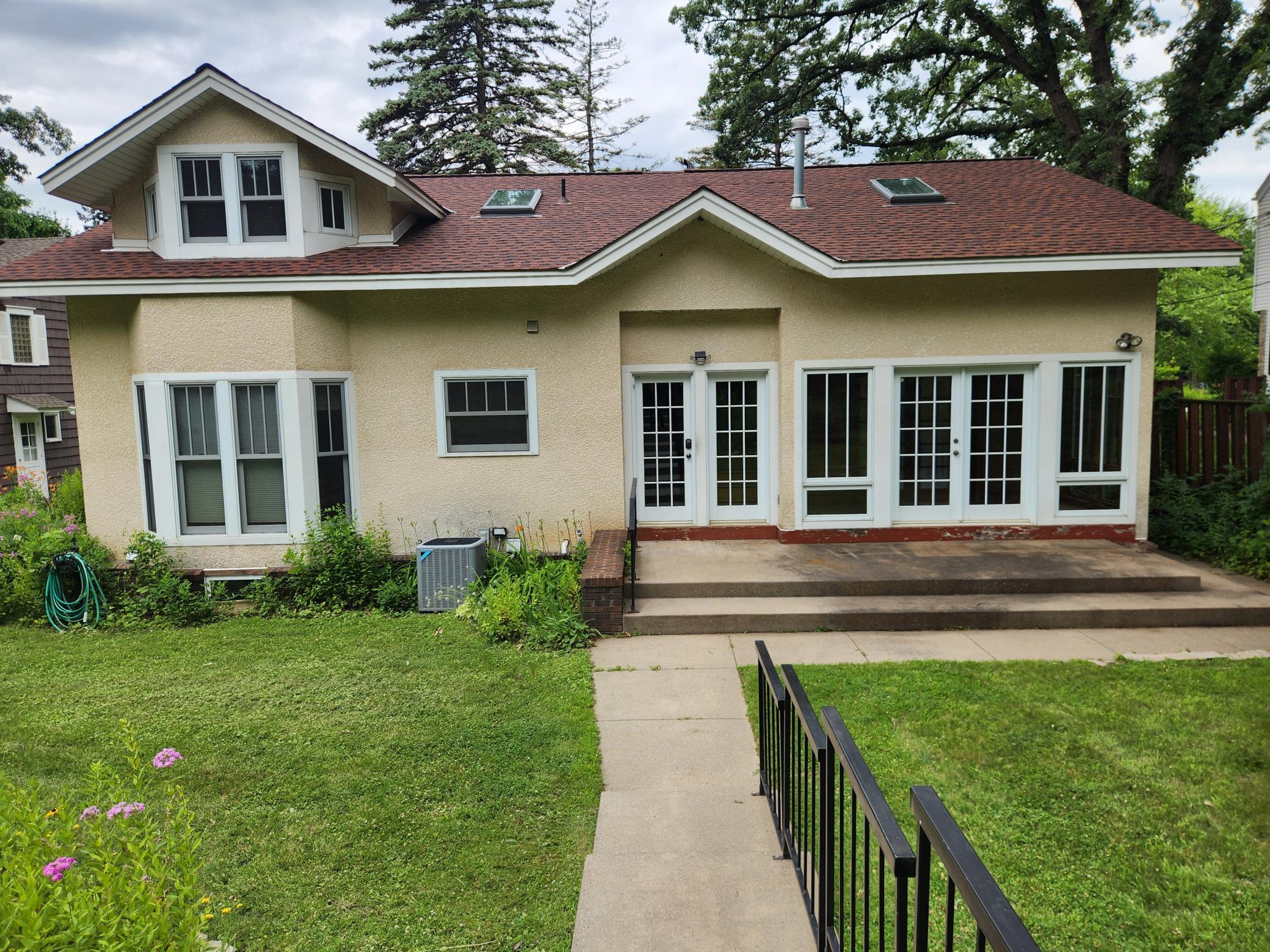 1434 Hythe St, Saint Paul, MN 55108