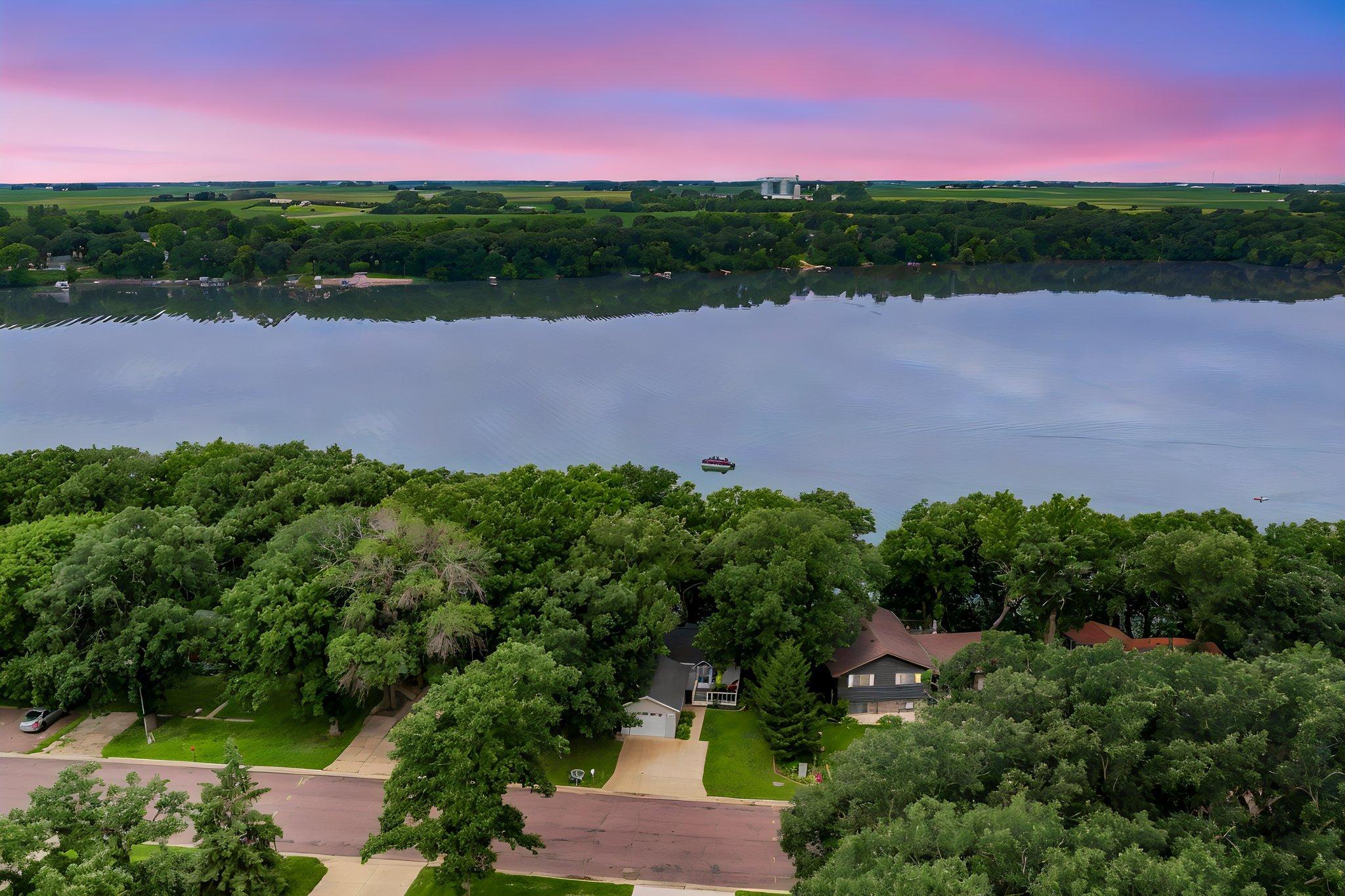 358 E Amber Lake Dr, Fairmont, MN 56031