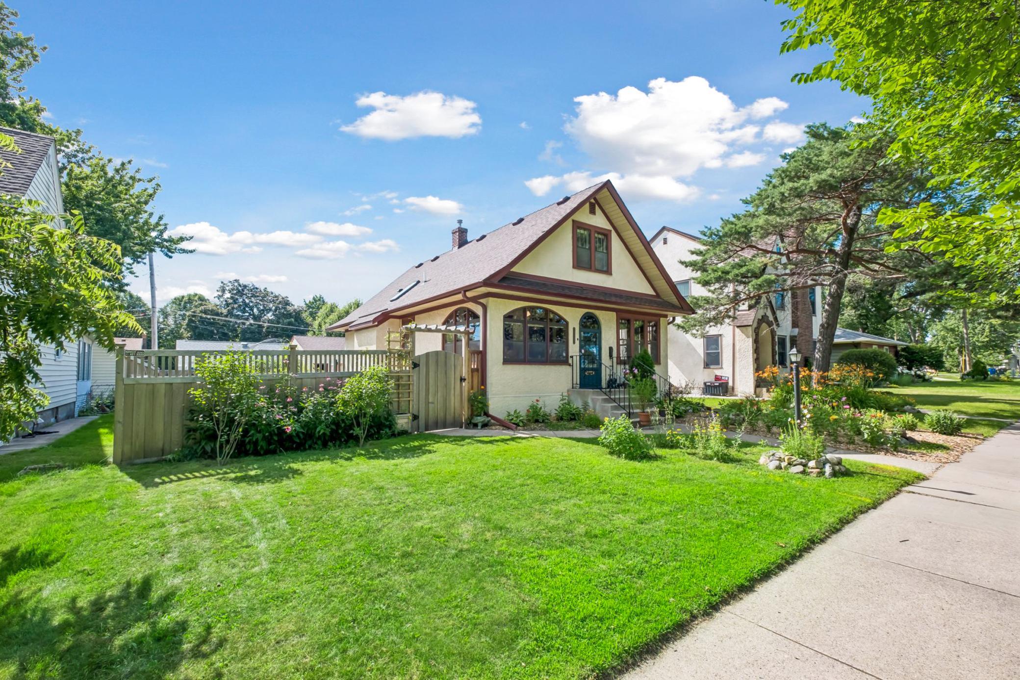 1301 Victoria St N, Saint Paul, MN 55117