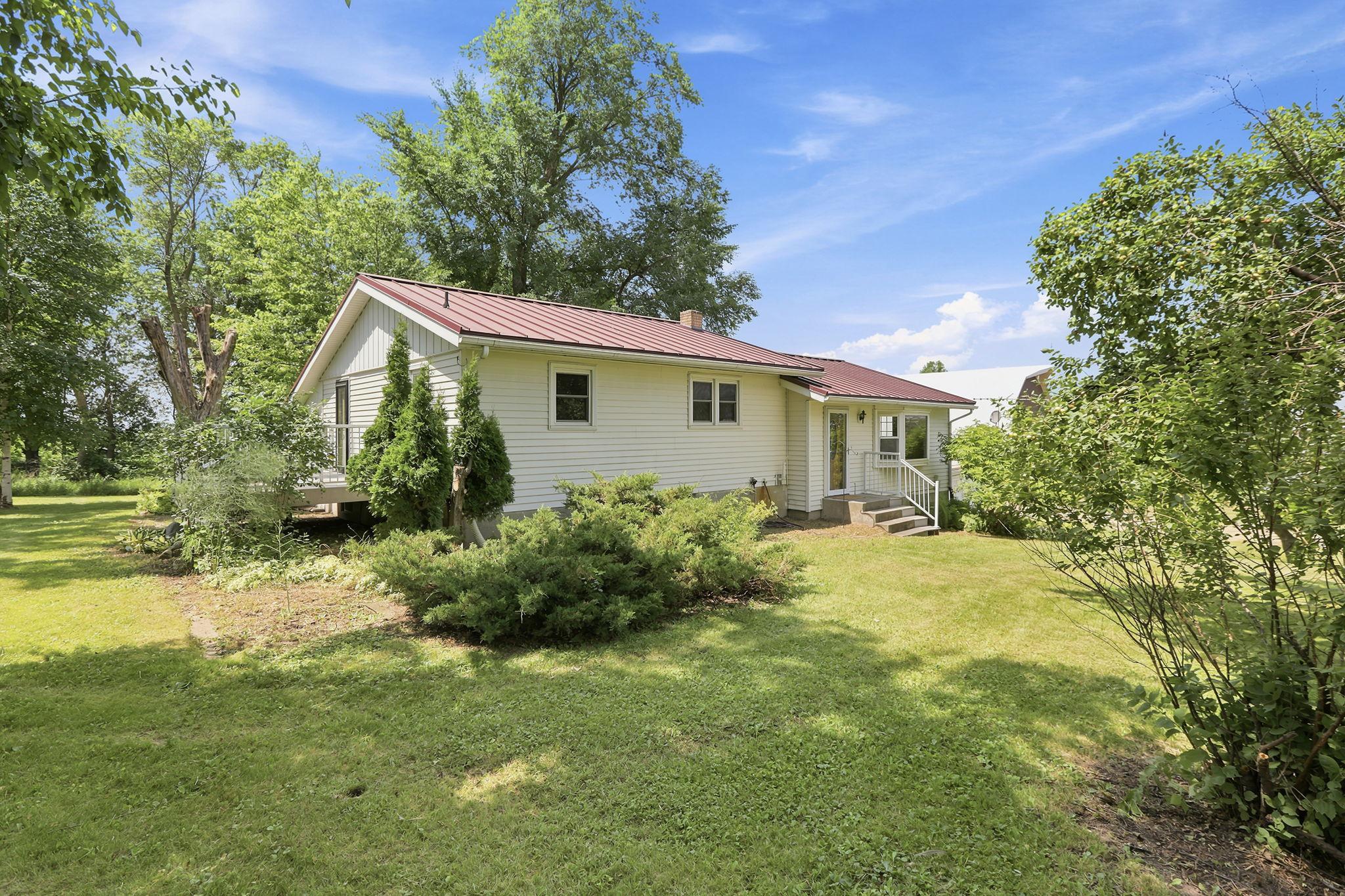21126 210th St, Hutchinson, MN 55350