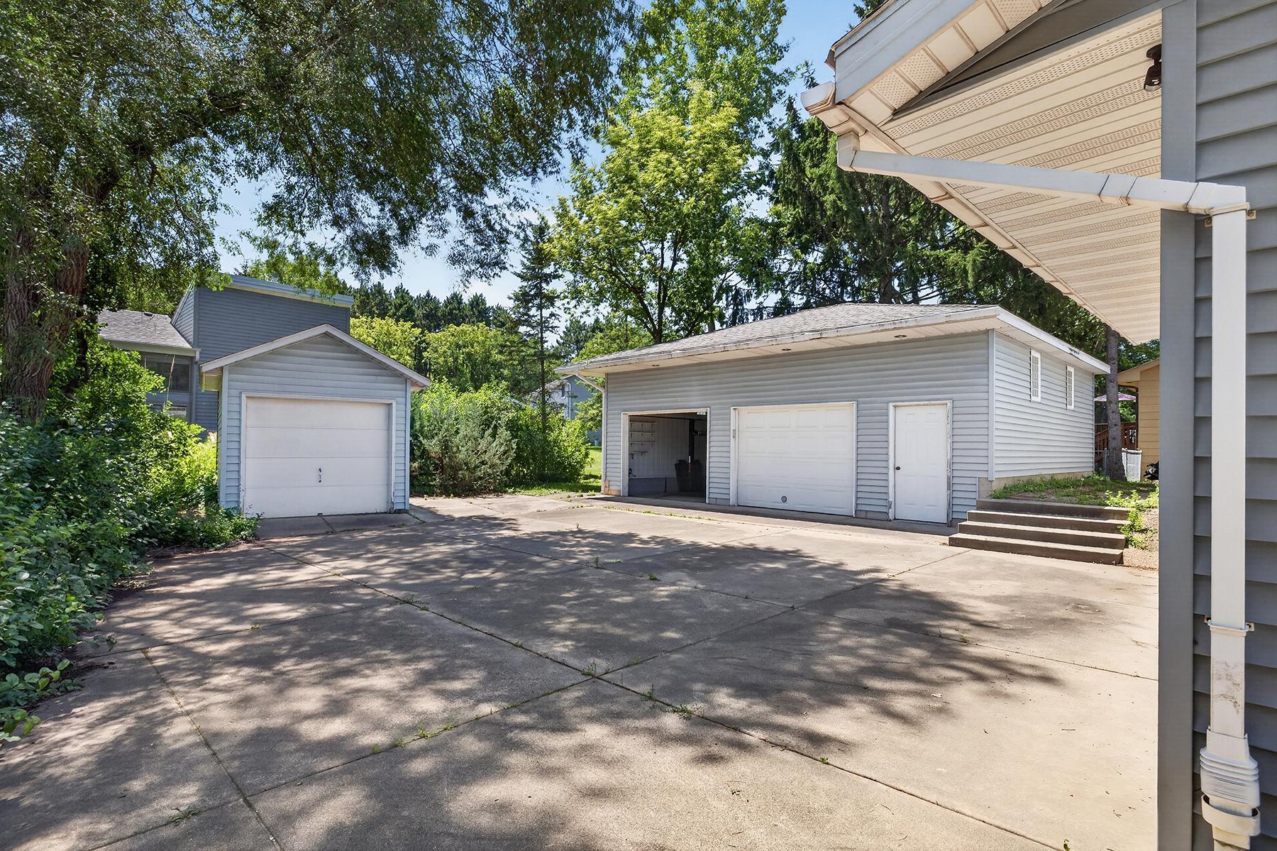 3974 Woodview Dr, Vadnais Heights, MN 55127