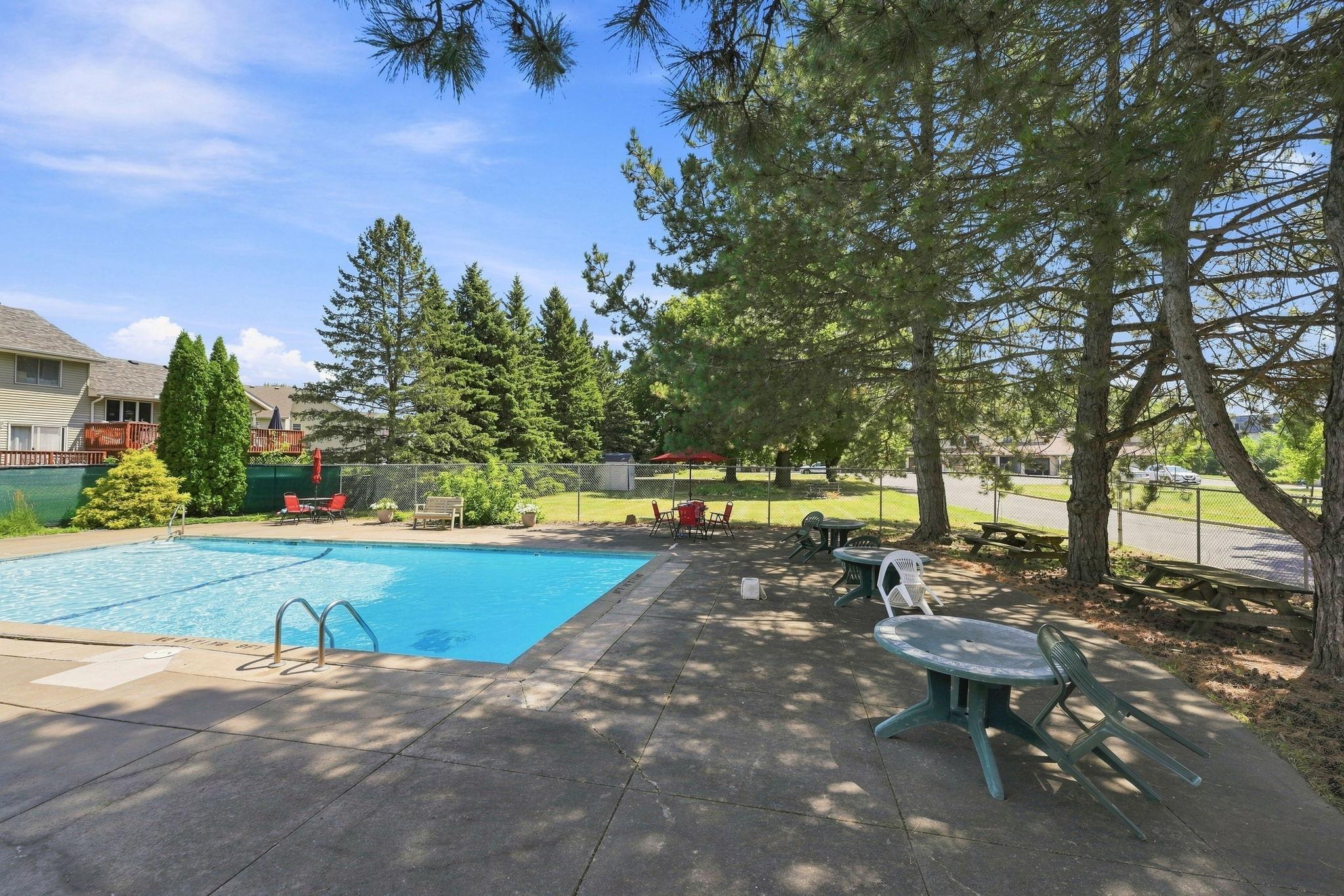 1762 Mcknight Rd N #17, Maplewood, MN 55109
