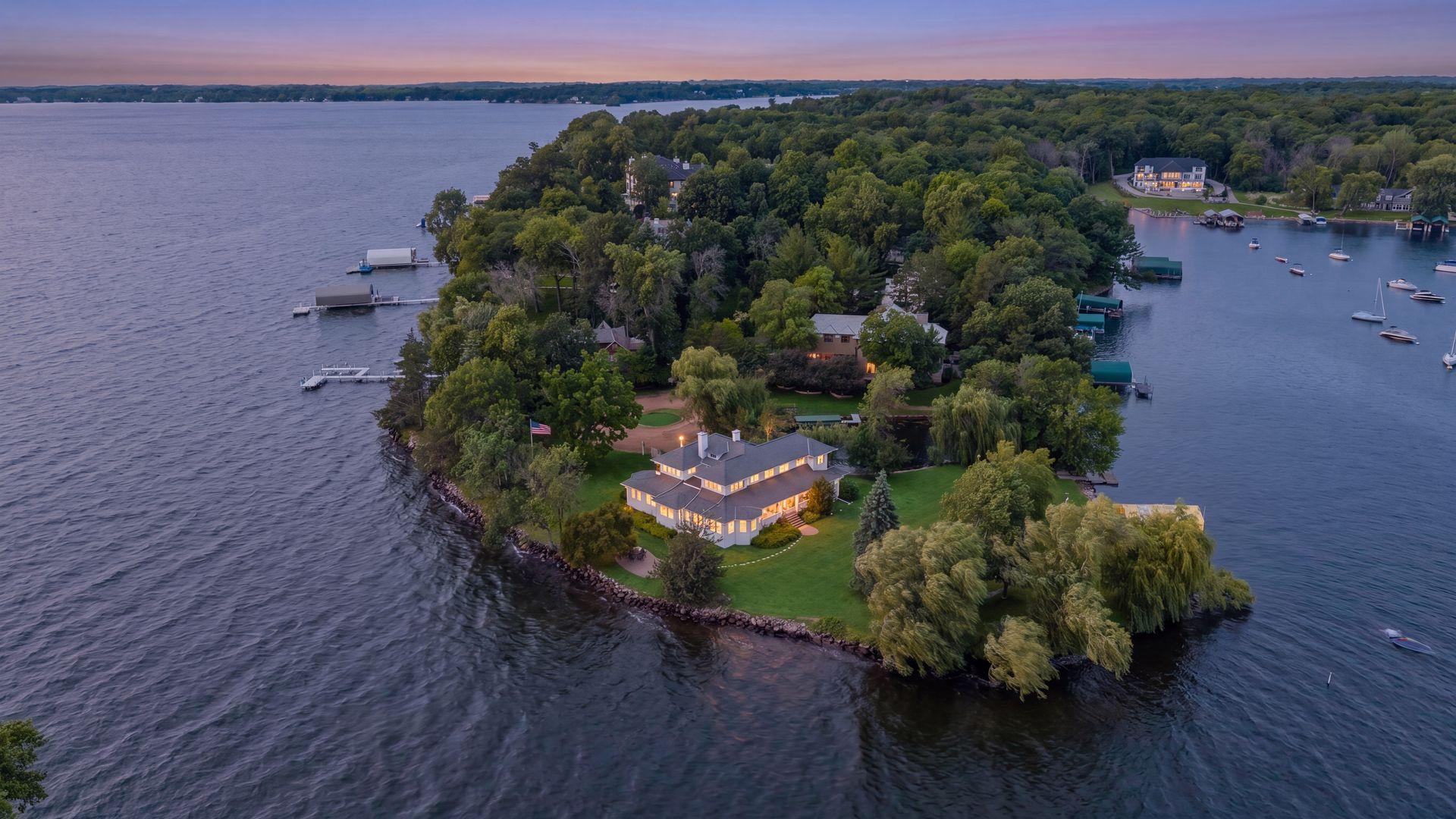 3845 Northome Rd, Deephaven, MN 55391