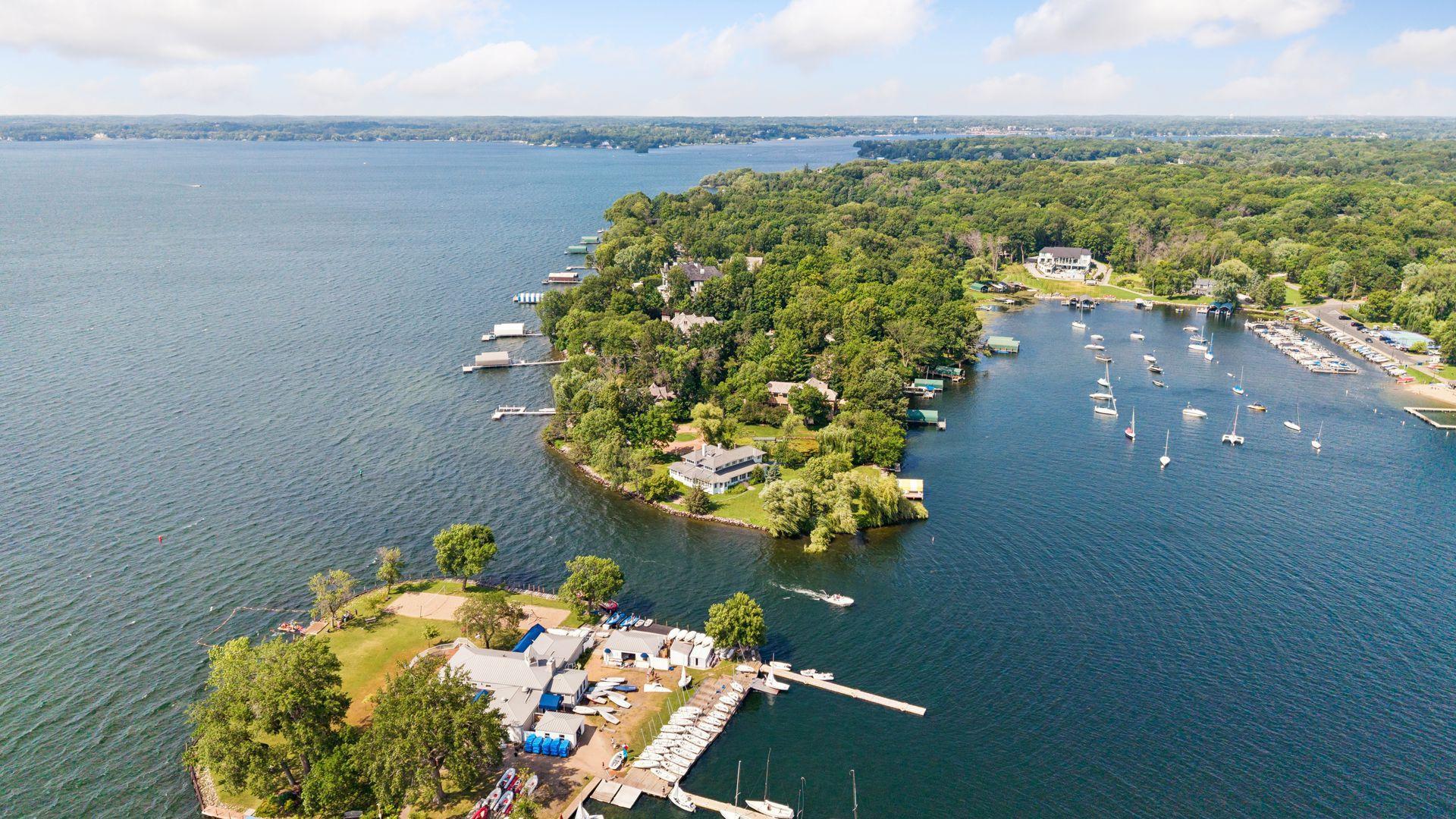 3845 Northome Rd, Deephaven, MN 55391