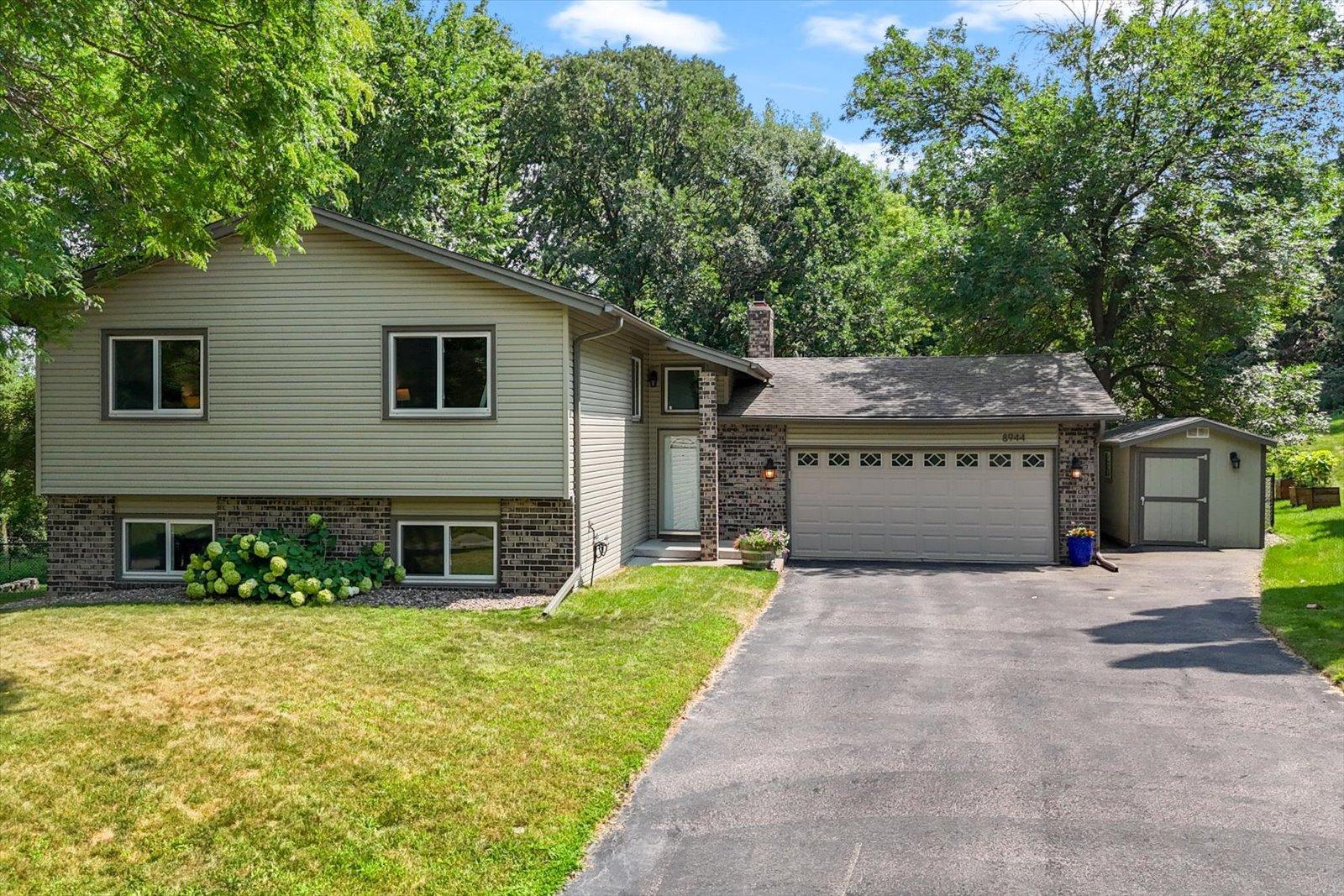 8944 Darnel Rd, Eden Prairie, MN 55347