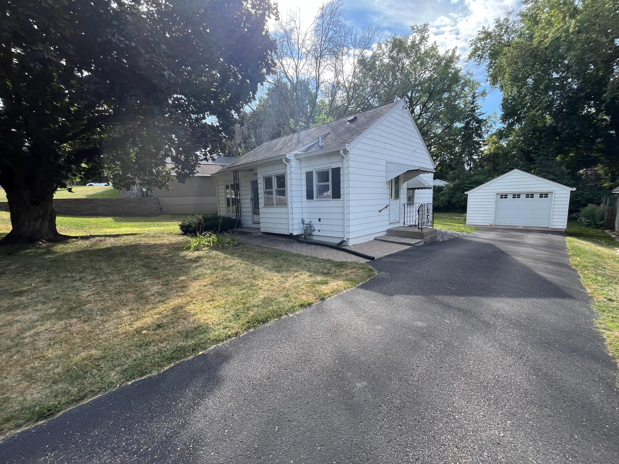 590 Valley Ln, Mendota Heights, MN 55118
